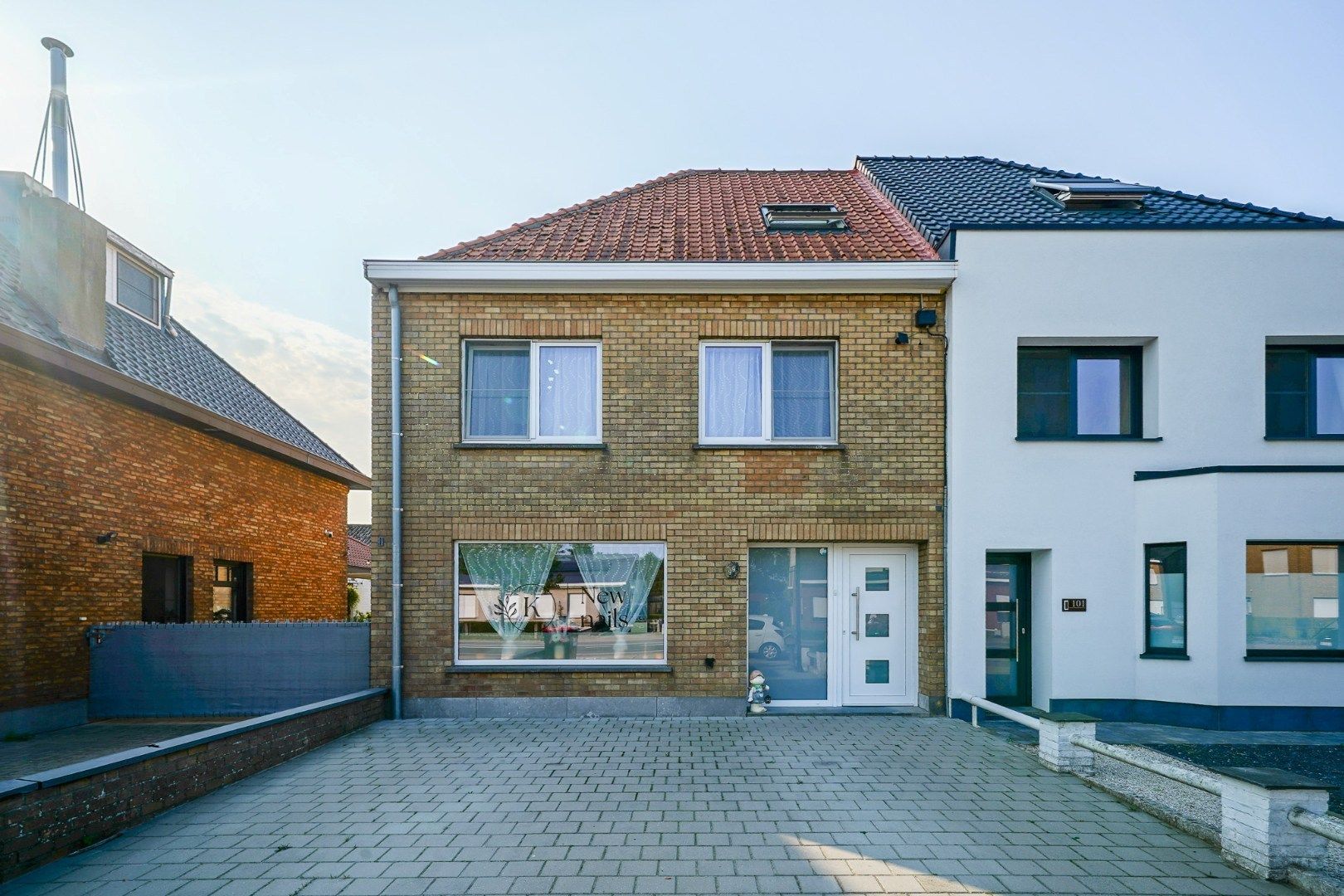 Ruime gerenoveerde "halfopen" -woning met 4 slaapkamers te Oudenburg foto 3