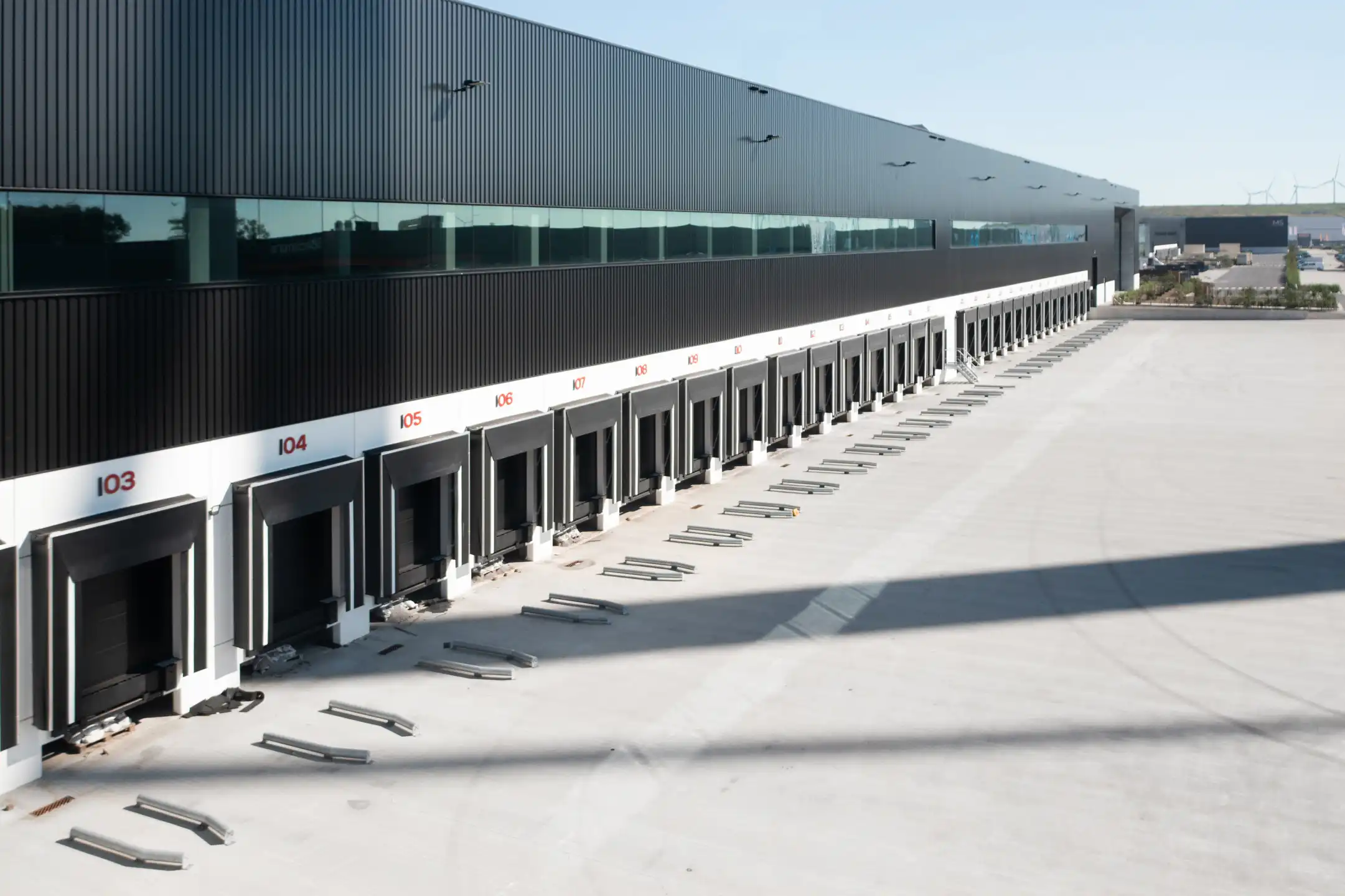 Magazijn met mezzanine en kantoor te huur foto 12