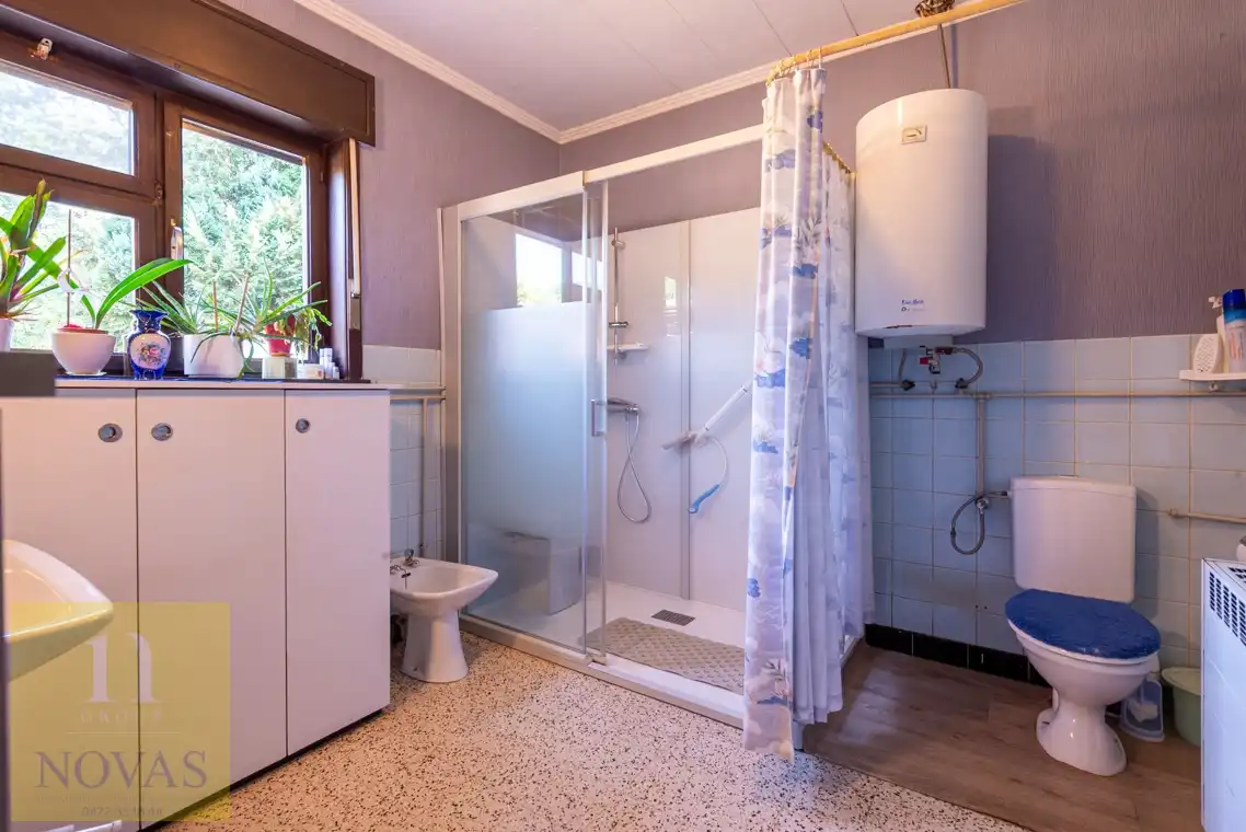 Landelijk gelegen woning op een perceel van 15 are, 23m straatbreedte foto 10