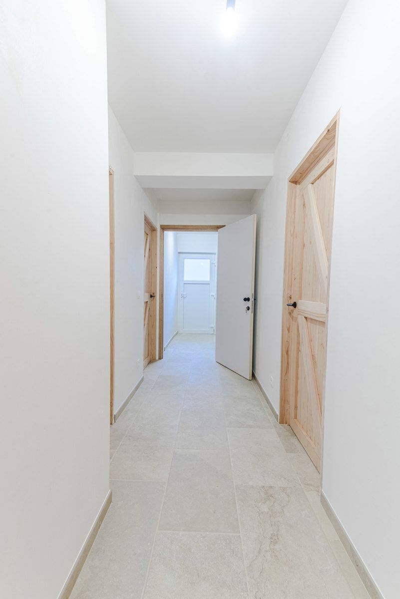 Centraal gelijkvloers 1-slpk app met tuinterras en garage foto 3