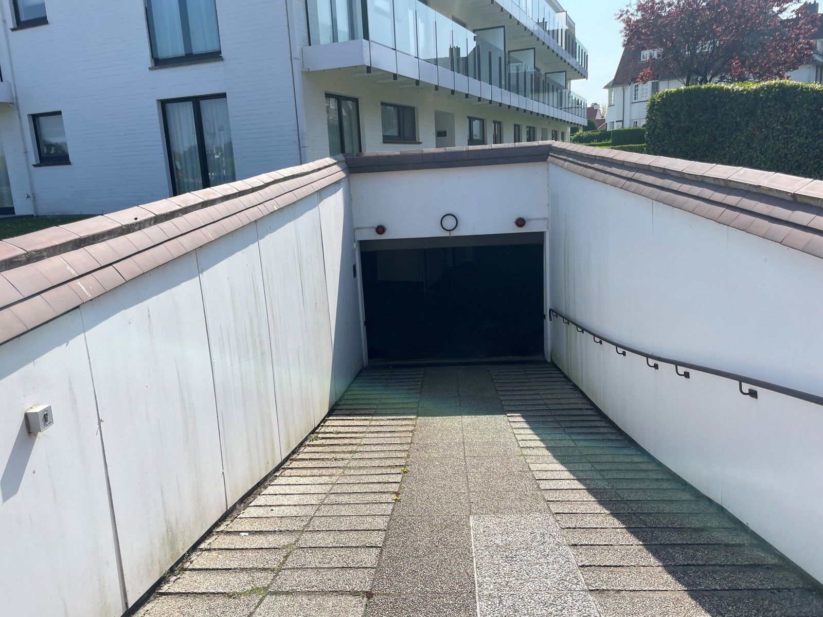 Binnenstaanplaats op niveau -1 in hartje Zoute, nabij de minigolf foto 3