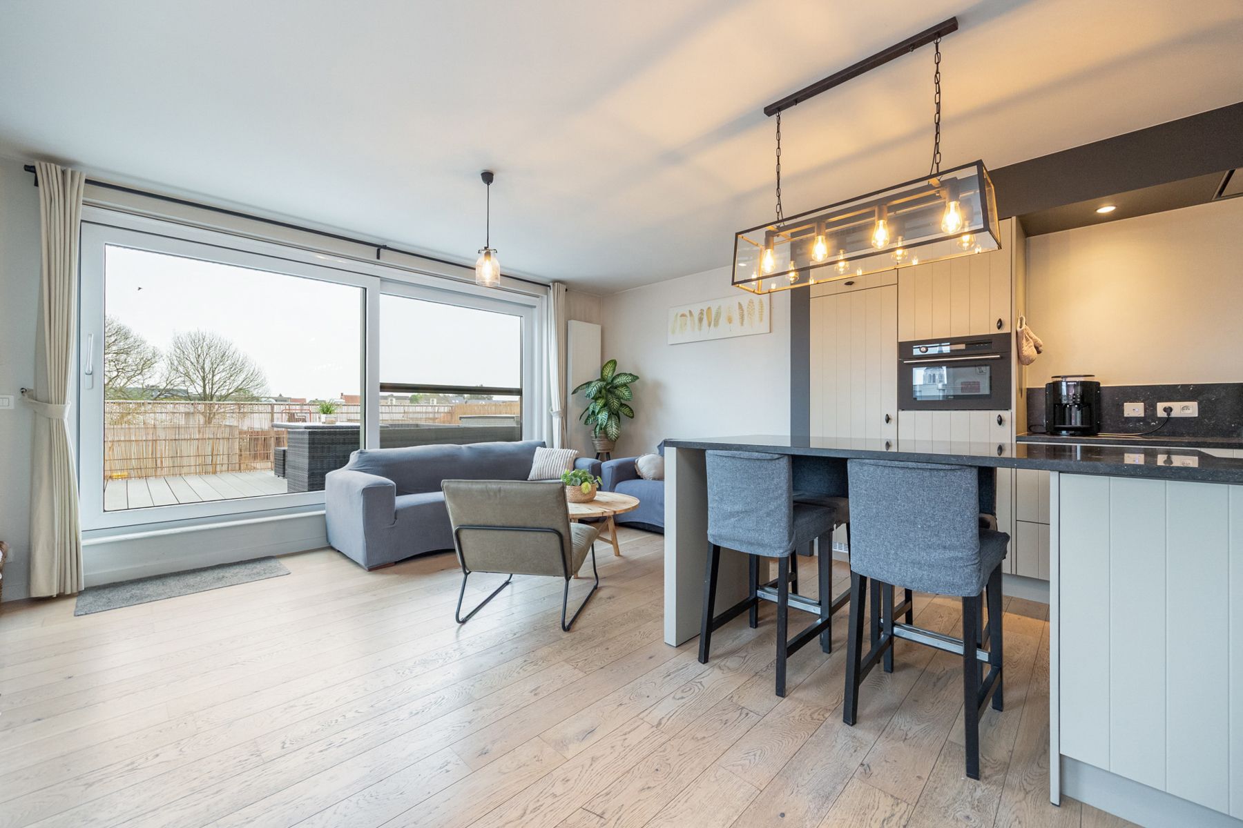 Duplex-appartement op de 1ste en 2de verdieping met 2 slaapkamers, terras, tuin en dubbele garage. foto 4