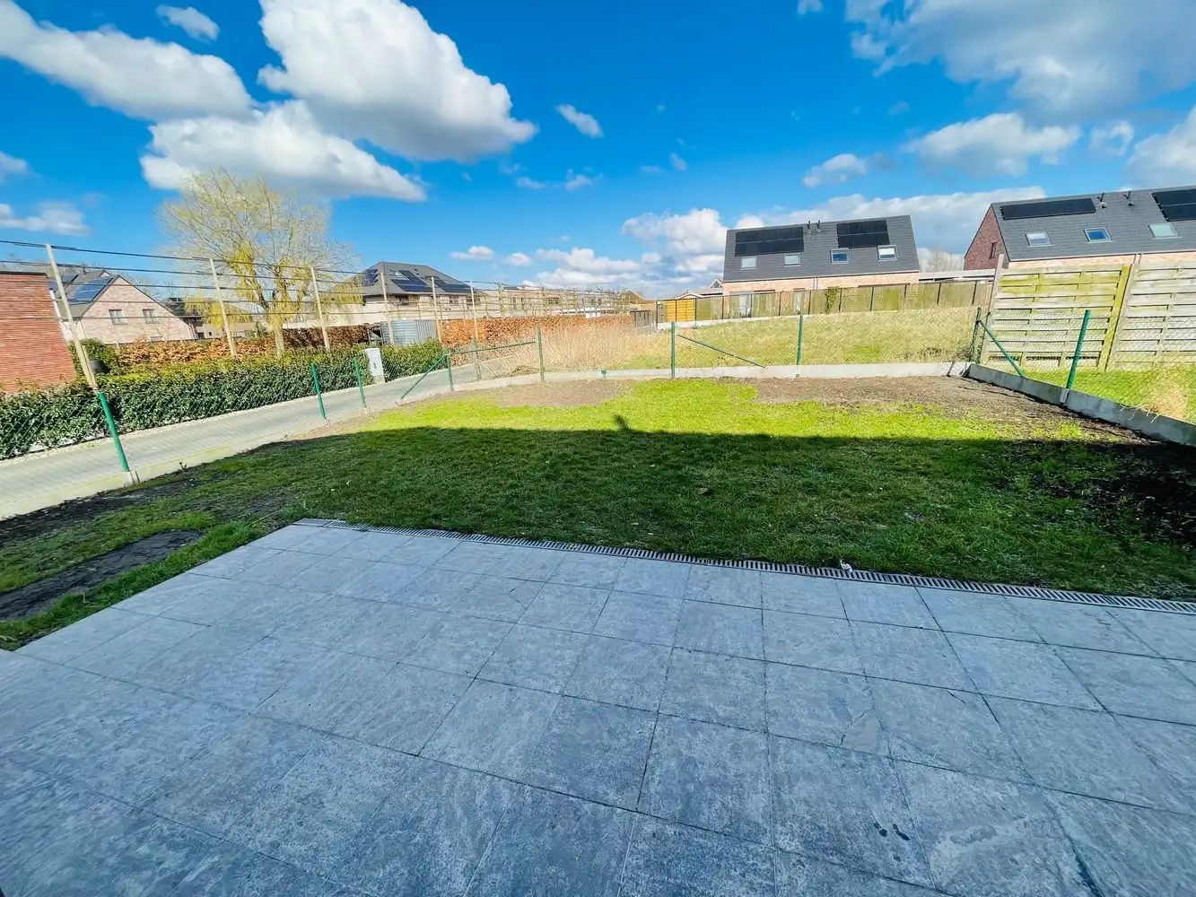 Waardamme , rustige residentiële ligging , RECENT  gebouwde LICHTRIJKE ENERGIEZUINIGE woning met 3 slaapkamers, oprit, tuin en garage. foto 8