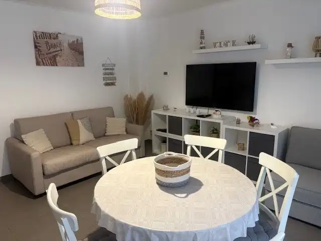 Gemeubelde studio op gelijkvloers met terrasje, vlak aan park en zee foto 4