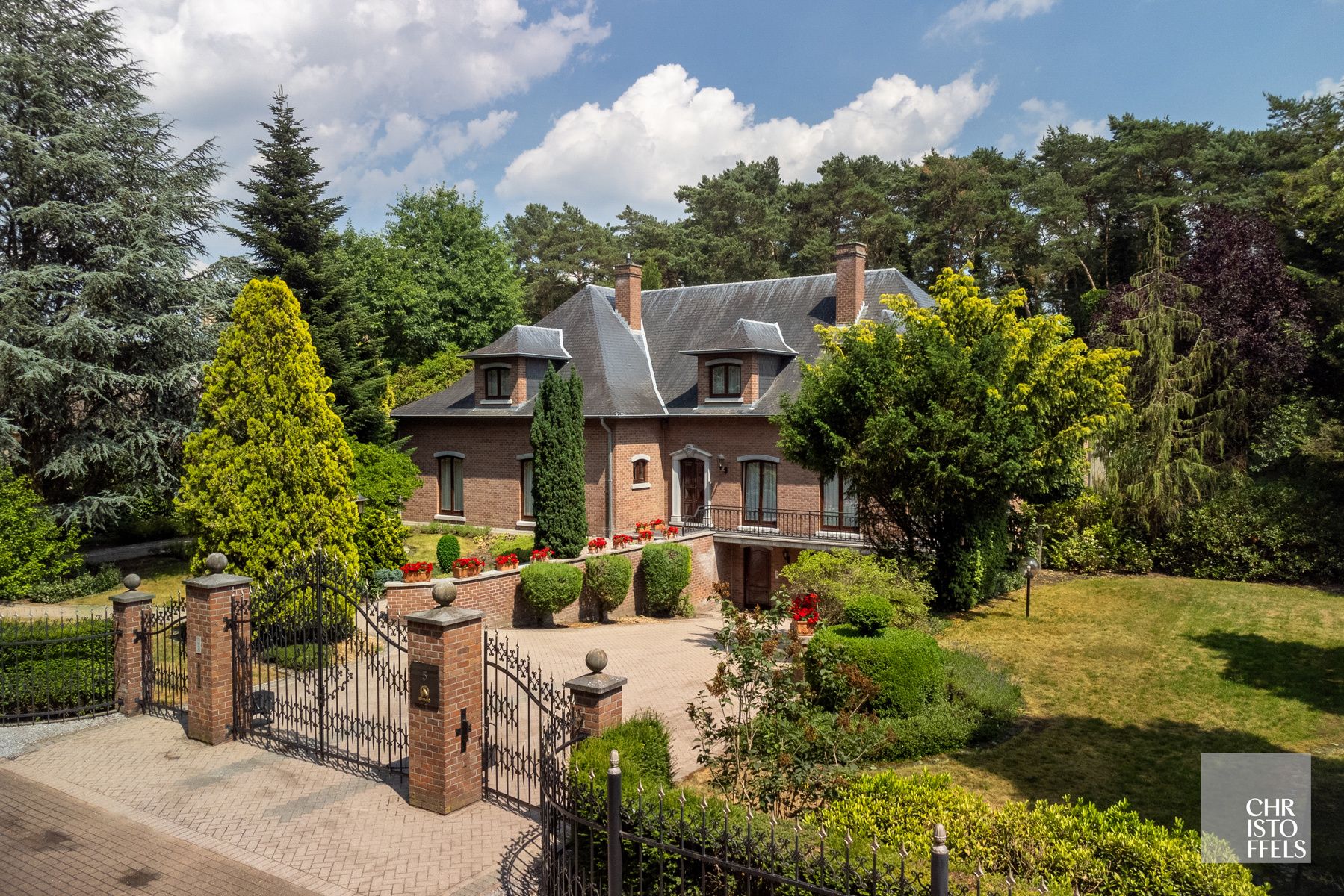 Charmante villa gelegen op een bosrijk perceel van 3.174m²!  foto {{pictureIndex}}