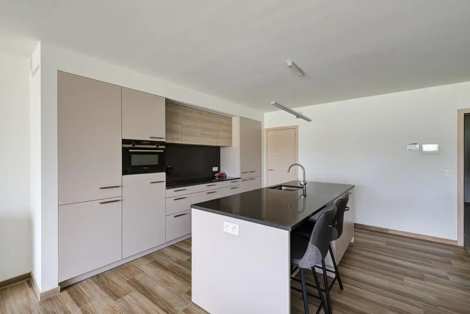 GELIJKVLOERS APPARTEMENT MET 2 SLAAPKAMERS, 2 AUTOSTAANPLAATSEN EN RUIM TERRAS TE BEVERST foto 6