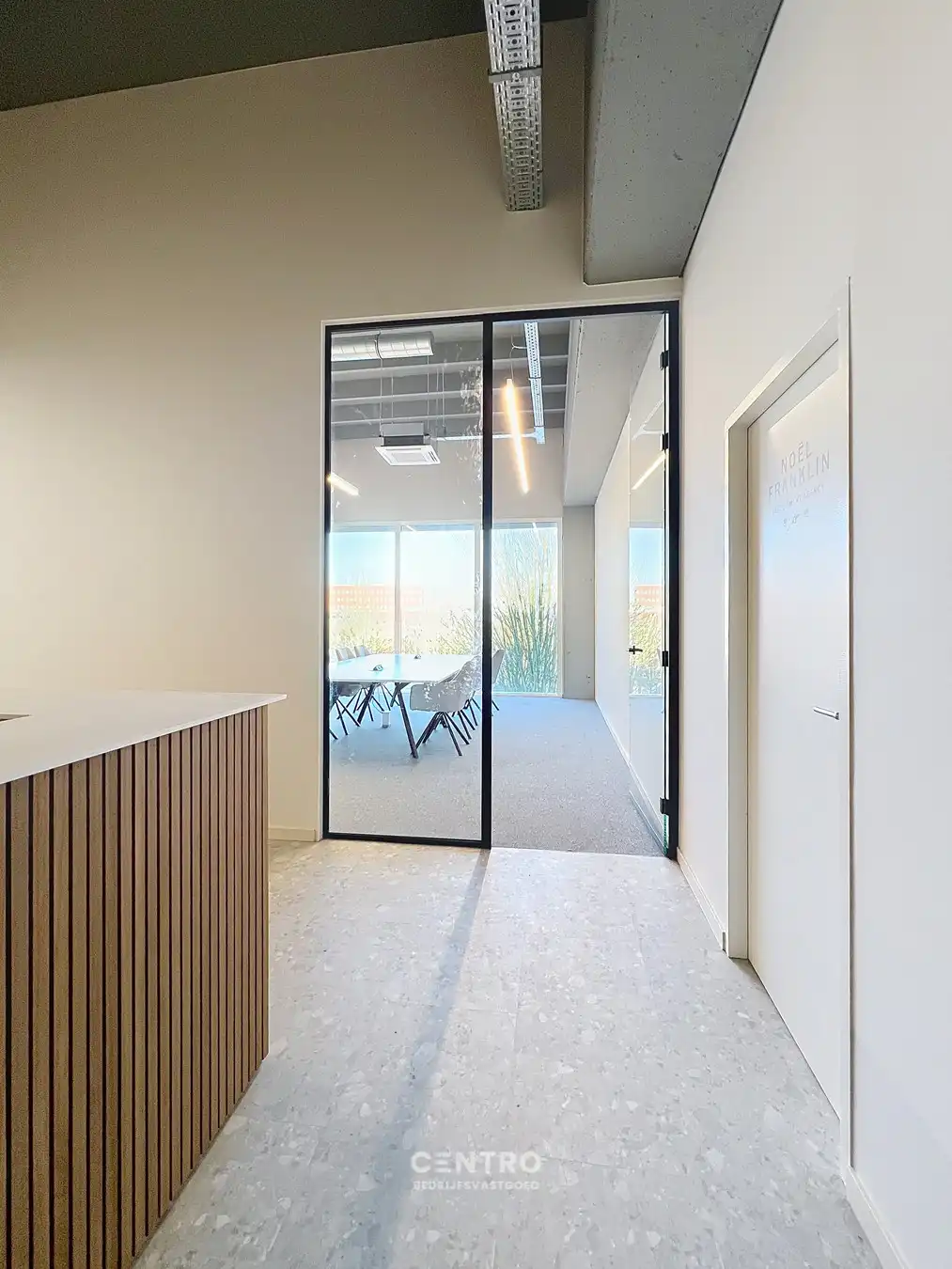 Energiezuinige, vernieuwde SERVICED kantoorruimte met mogelijkheid om een MAGAZIJN (215m²) bij te huren op Ieper Business Park! foto 7