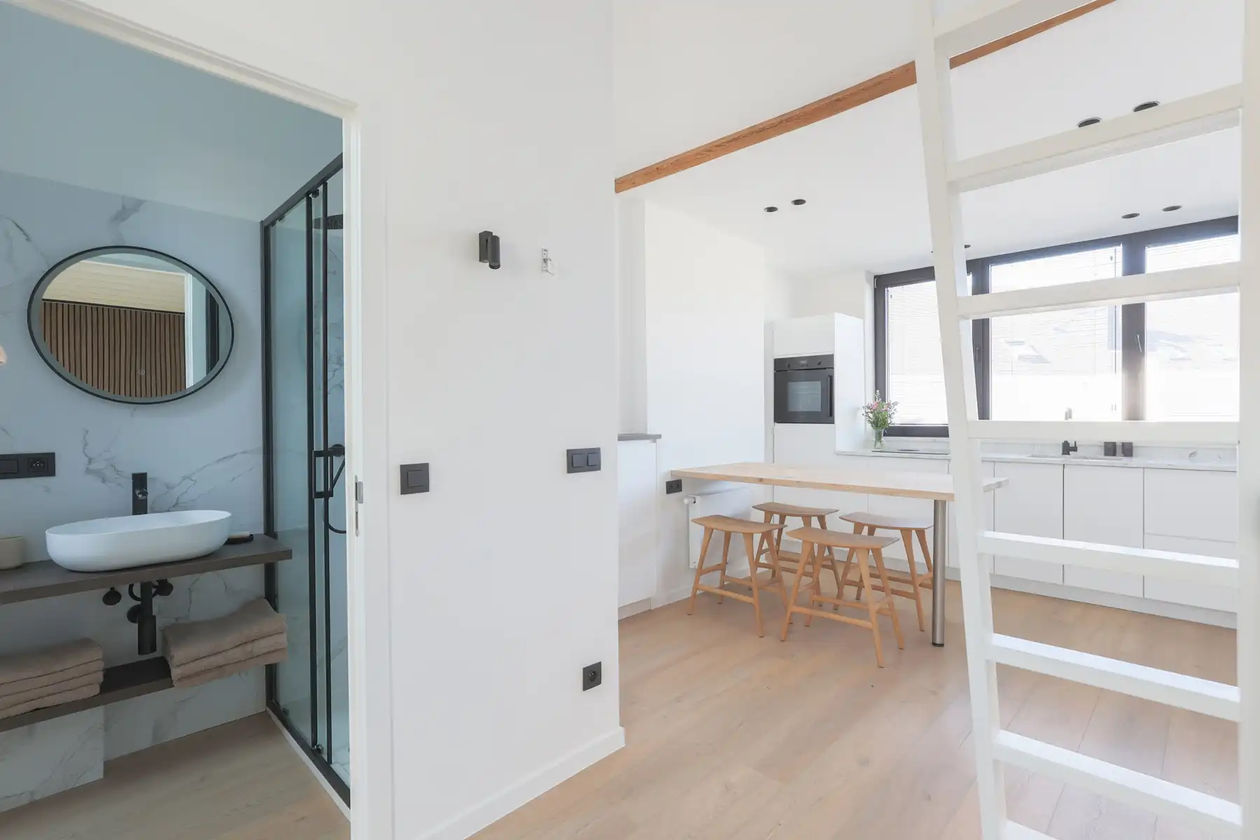 Slim, licht & ALL IN wonen in deze knappe studio op het Zuid foto {{pictureIndex}}