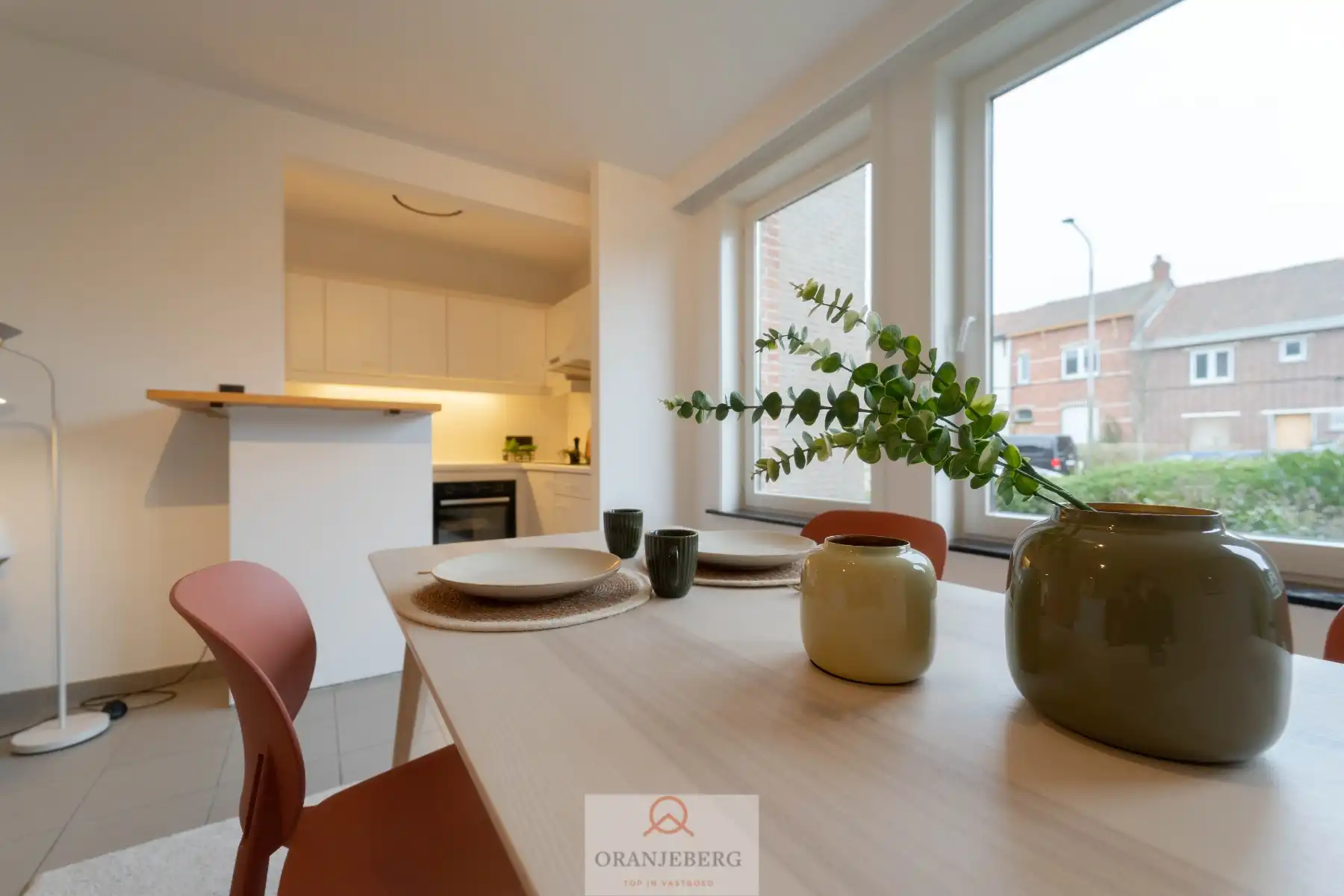 Lichtrijk gelijkvloers 2-slpk appartement met terras! foto 2