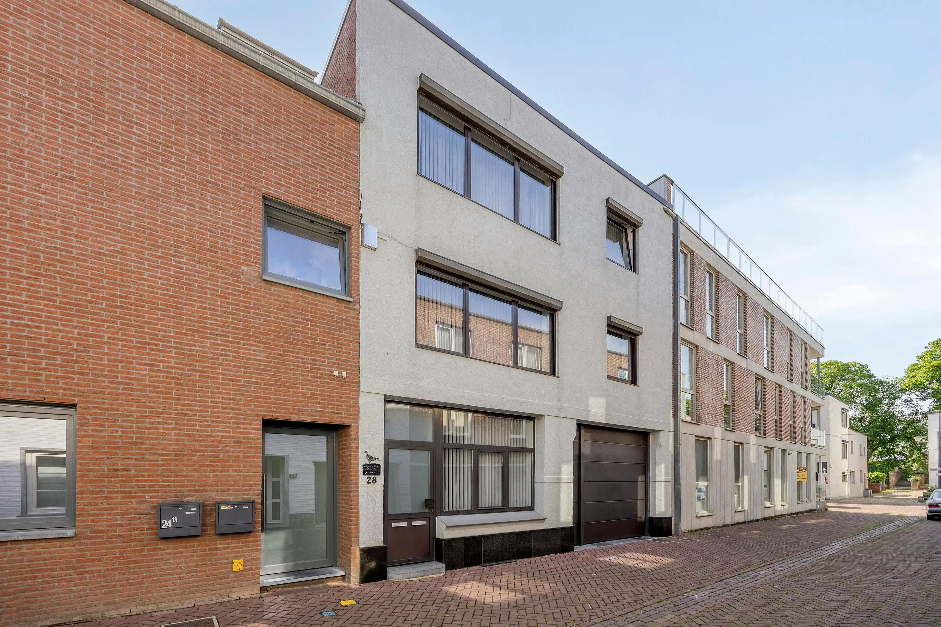 Goed onderhouden huis met riante garage in centrum Maaseik te koop foto {{pictureIndex}}