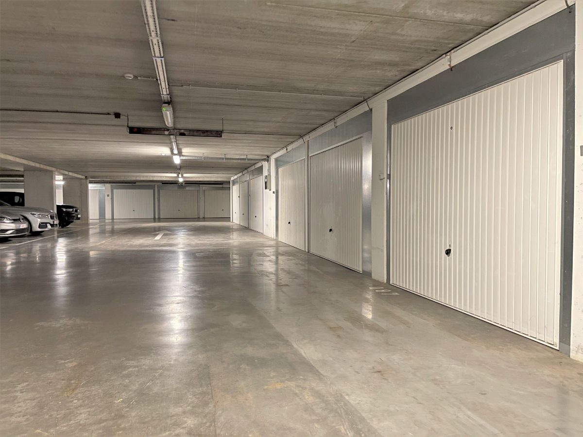 Garage te huur foto {{pictureIndex}}