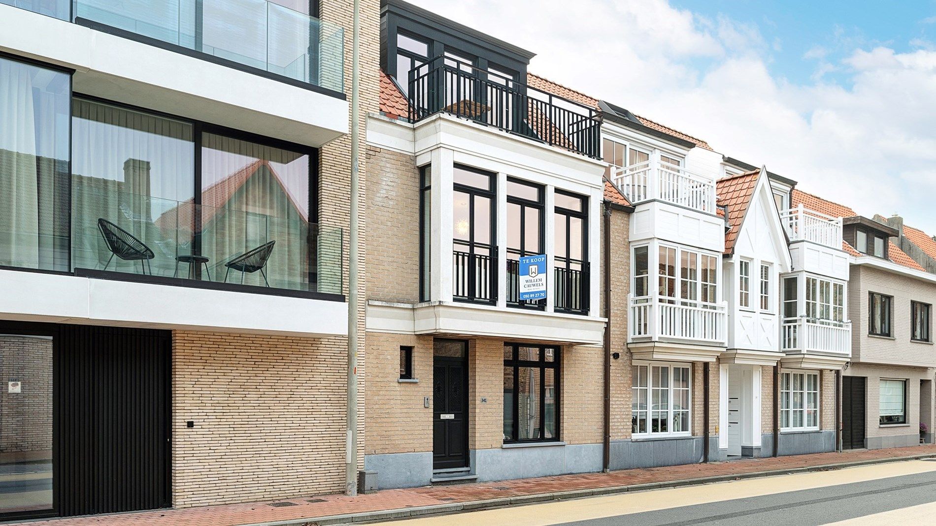 Knap afgewerkt huis met 2 garages te Knokke-Duinbergen foto {{pictureIndex}}