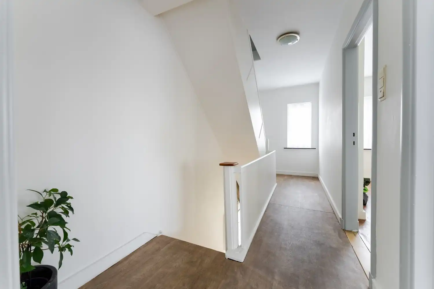 Ruime gezinswoning met grote tuin, veranda en garage foto 21