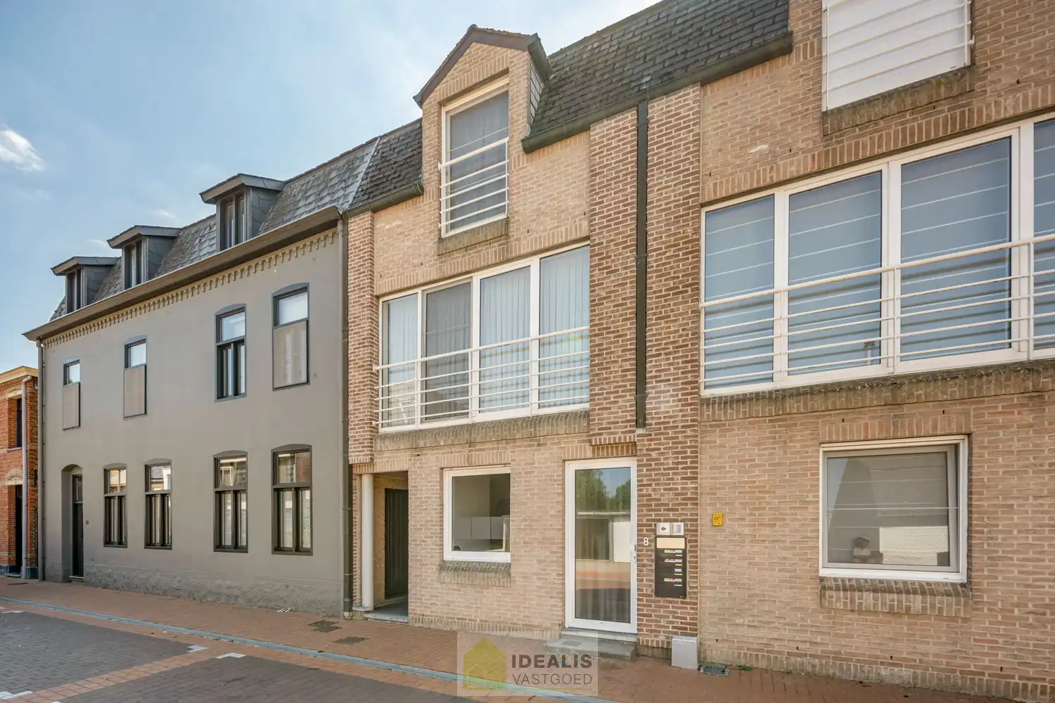 IDEALIS VASTGOED – GELIJKVLOERS APPARTEMENT MET LICHTRIJKE LEEFRUIMTE EN AANSLUITEND RUIME KEUKEN, BADKAMER, 2 SLAAPKAMERS EN GARAGEBOX OP EEN UITERST GUNSTIGE LOCATIE VLAK BIJ HET CENTRUM VAN PELT! foto 4