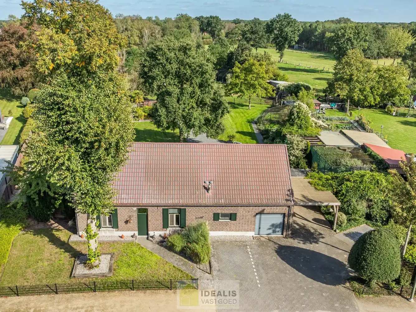 IDEALIS VASTGOED – KARAKTERISTIEKE INSTAPKLARE LANGGEVELHOEVE MET 5 SLAAPKAMERS, SFEERVOLLE LEEFRUIMTE EN AANSLUITEND VERANDA MET VOLZICHT OP DE PRACHTIGE TUIN EN ACHTERLIGGENDE WEILANDEN OP EEN PERCEEL VAN MAAR LIEFST 1,6 HECTARE (16.000M²)!! Deze karakteristieke hoeve uit 1904 omvat +- 231m² netto bewoonbare oppervlakte met een sfeervolle woonkamer die uitgeeft op de lichtrijke veranda, aansluitend een goed uitgeruste keuken voorzien van alle comfort, 5 slaapkamers waarvan één gelijkvloers en een badkamer voorzien van douche én dubbel badkamermeubel.. Deze langgevelhoeve biedt een unieke kans voor kandidaten op zoek naar een instapklare woning voorzien van alle comfort, ruimte en een prachtig aangelegde tuin met achterliggende weilanden. foto 4