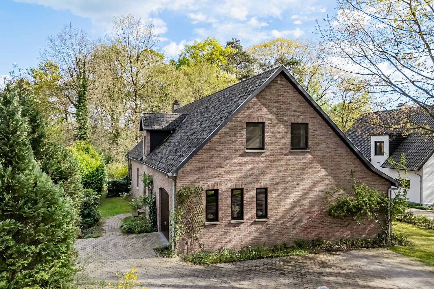 Hoofdfoto van de publicatie: Ruime woning op groot perceel in residentiële buurt te Bret (Genk)!