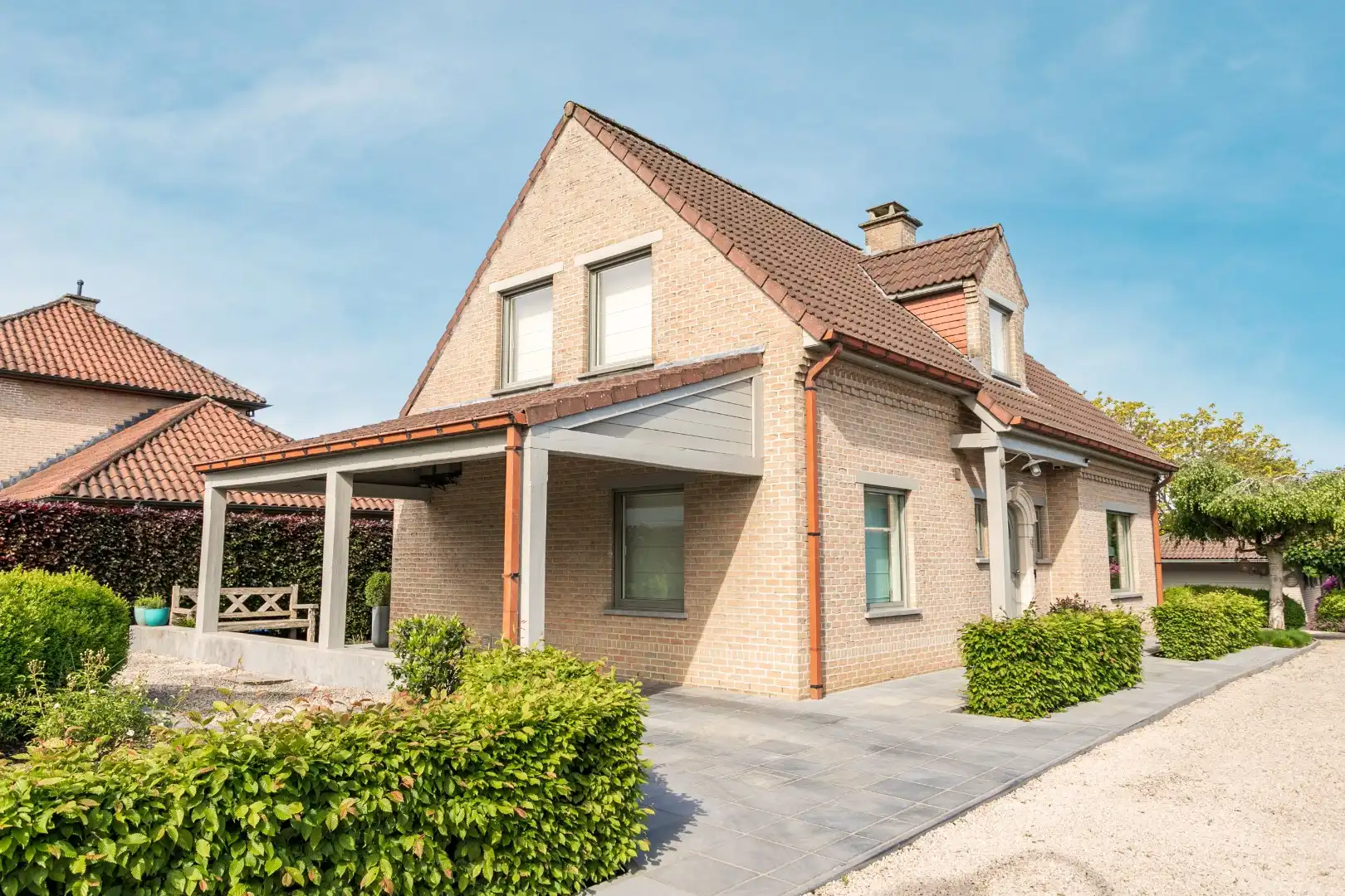 Instapklare villa met 3 slaapkamers, bureau, dubbele garage en verzorgde buitenruimte in Halle foto 2
