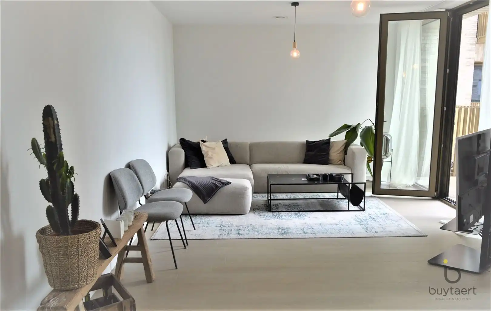 Frontaal waterzicht vanuit dit lumineuze recente appartement met terras! foto {{pictureIndex}}