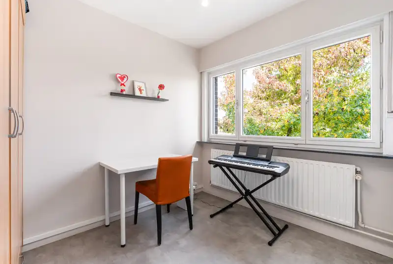 Roeselare, Robuuste hoekwoning is toffe wijk &nbsp;met 4 slpks, zonnige tuin en overdekt terras op 267 m² foto 13