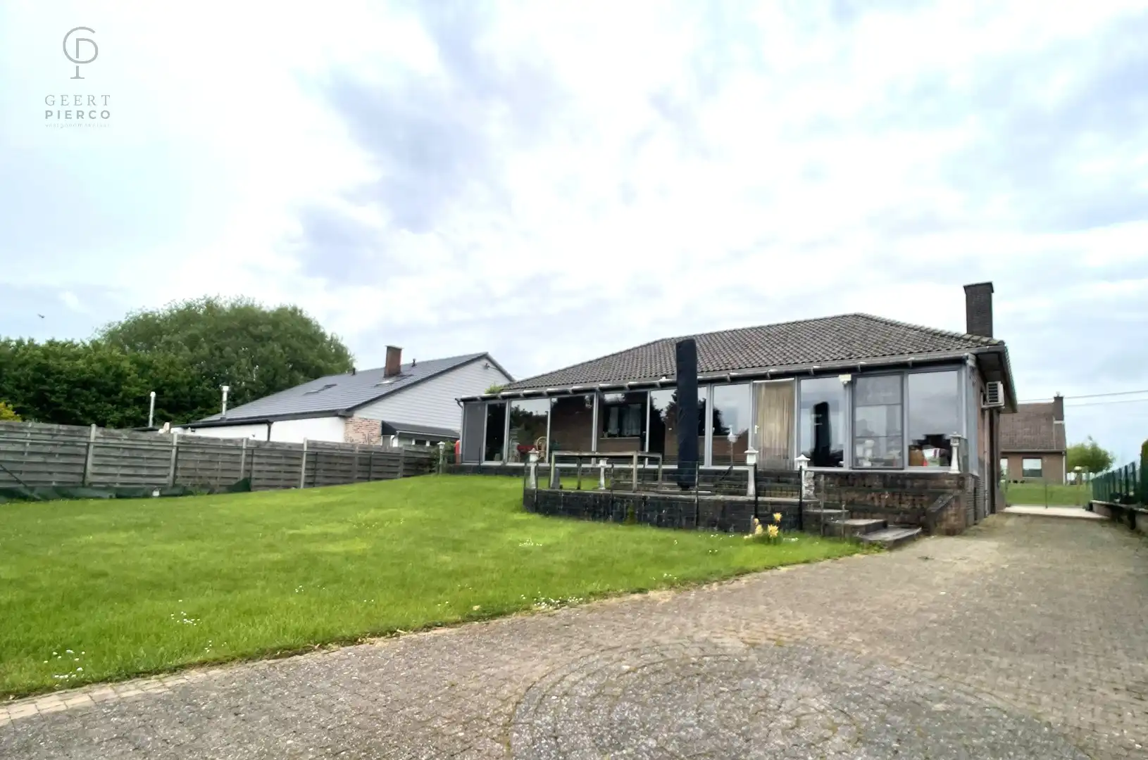 Zeer ruime bungalow gelegen op een uiterst rustig perceel foto 4
