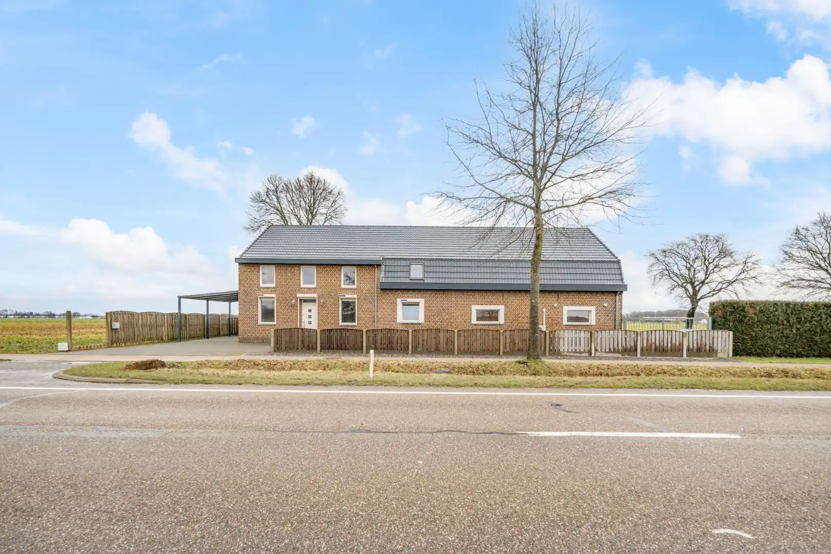 Vrijstaande, zeer verzorgde woning met aangrenzende, uitgeruste stalling/loods op een perceel van 72a14ca foto 3