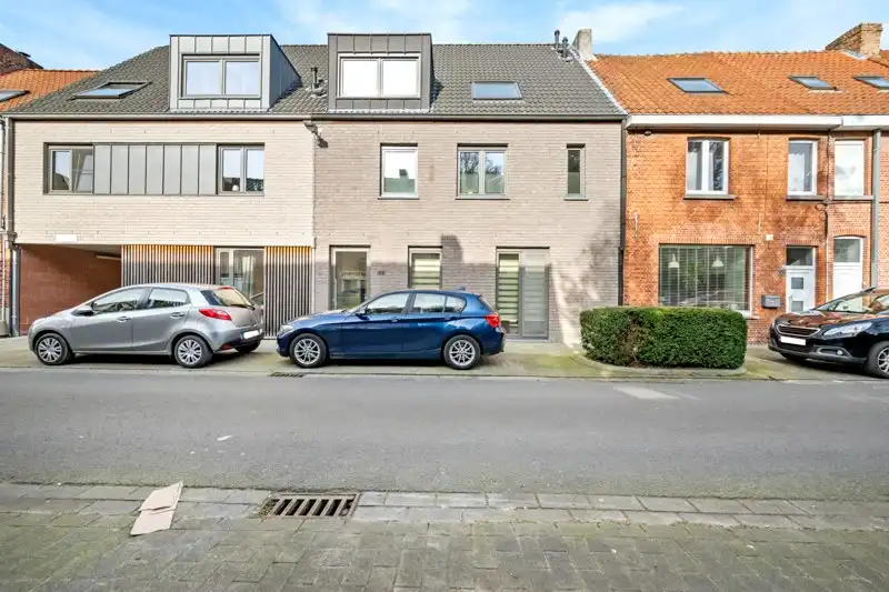 Recent appartement met autostaanplaats in Sint-Kruis foto {{pictureIndex}}