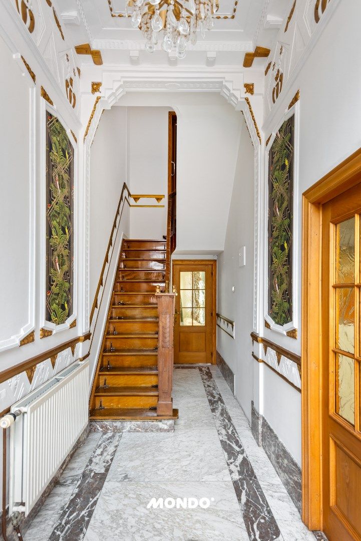Karaktervolle woning met hangaar! foto 3