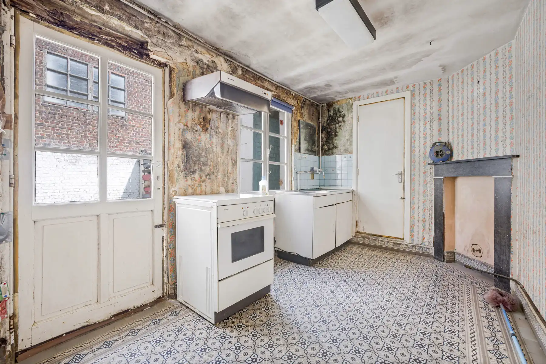 Te renoveren woning met veel mogelijkheden en garage foto 7