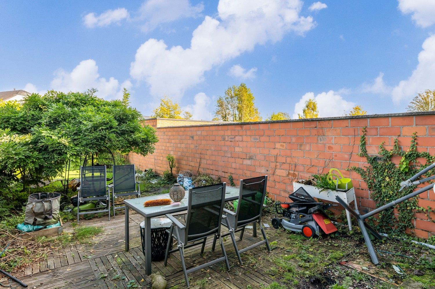 VOLLEDIG te renoveren rijwoning met inpandige garage en grote tuin op een gunstige locatie. foto 33