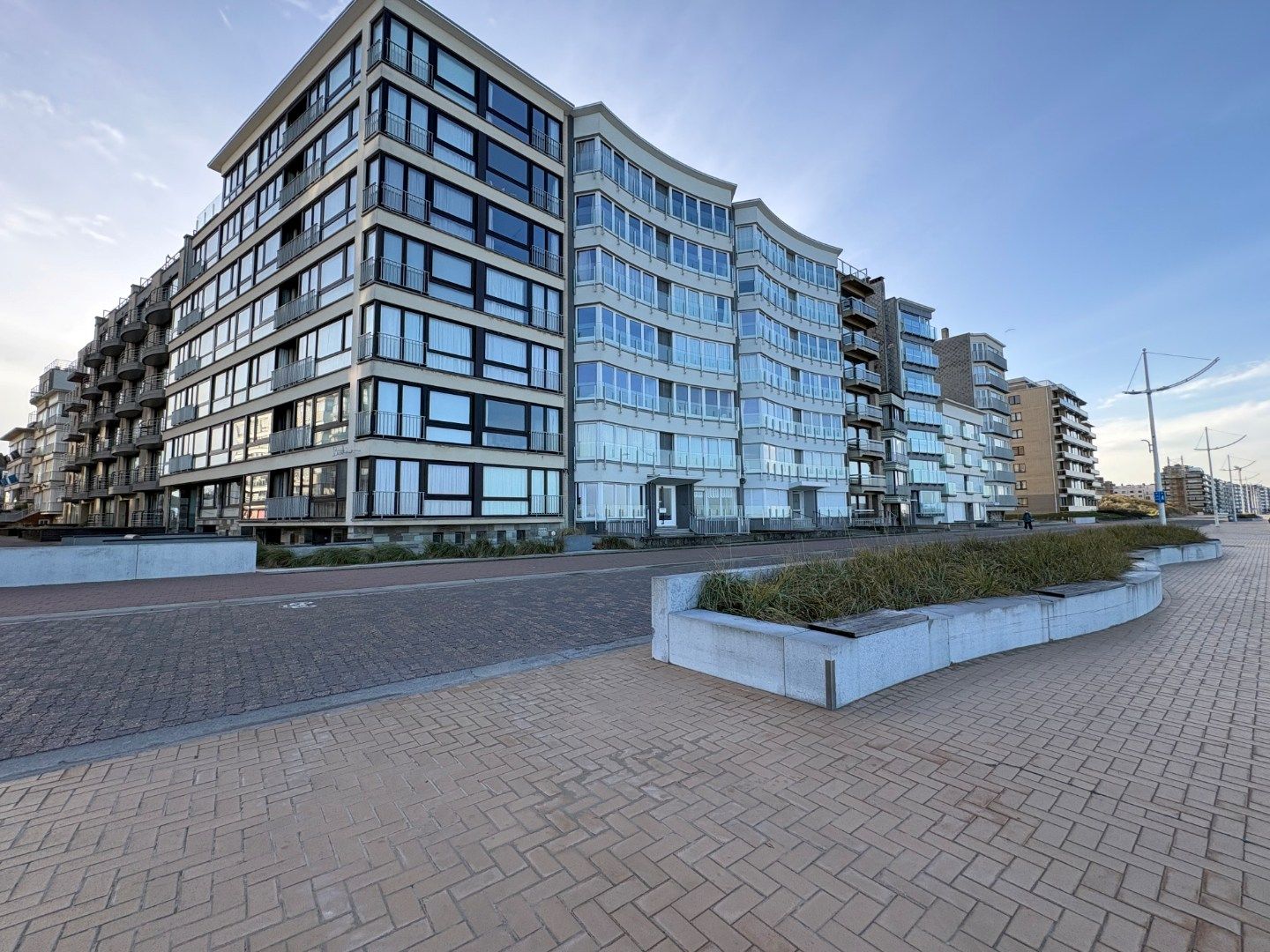 Volledig vernieuwd 3-slaapkamerappartement inclusief garage op de zeedijk in Koksijde. foto 3