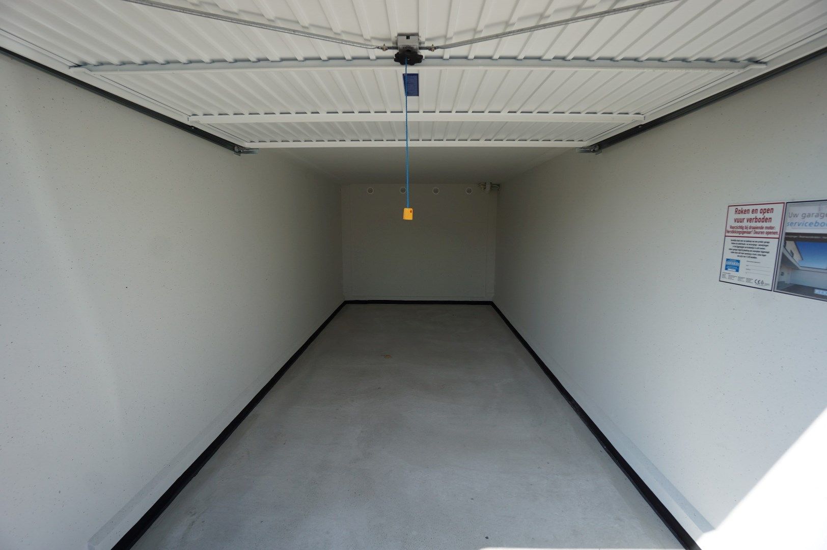 Nieuw gebouwde garagebox met parkeerplaats in het hart van Sluis foto 2