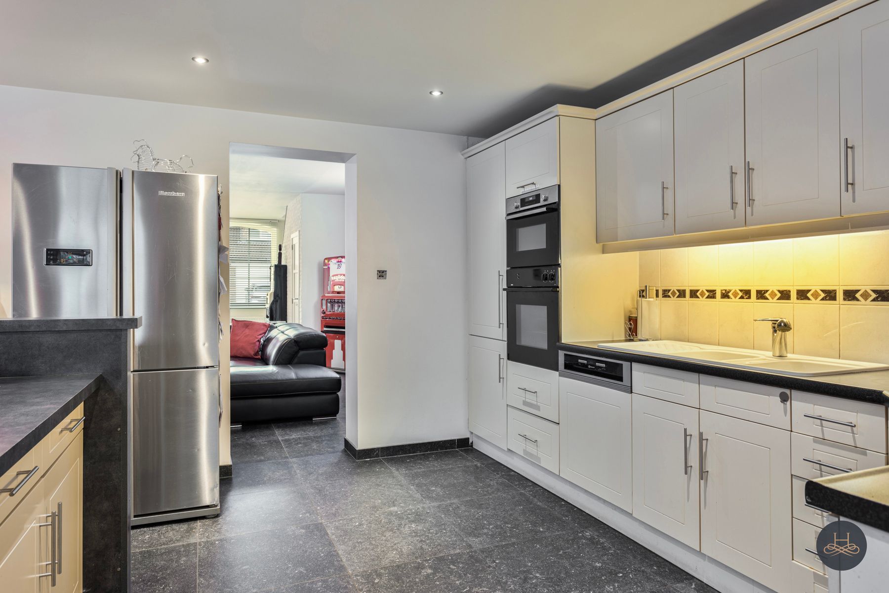Gerenoveerde woning met grote garage/opslagplaats van +- 90 m2 foto 20