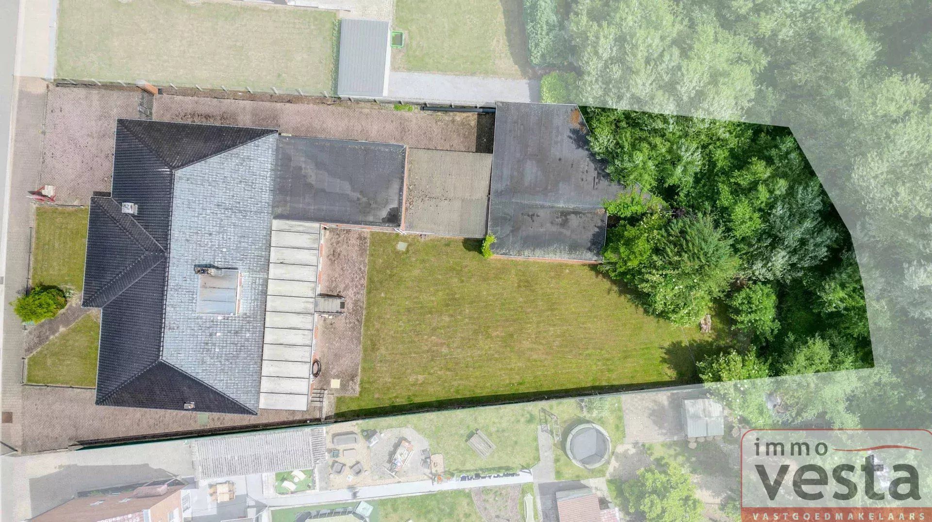 Ruime, op te knappen villa met handelsruimte foto 3