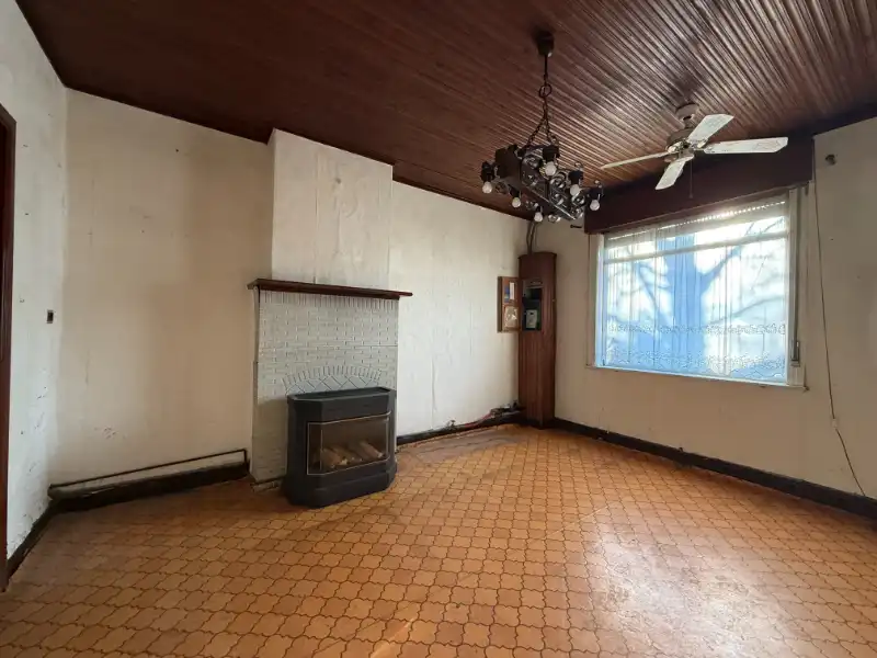 Te renoveren woning met oprit en garage in rustig straatje foto 4