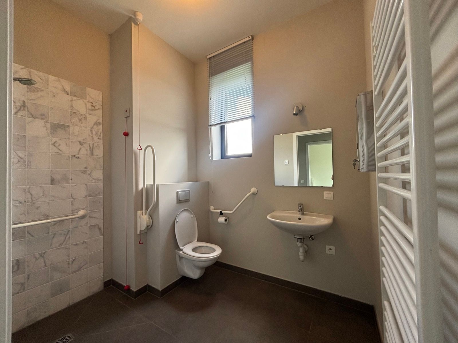 TE KOOP: Zeer mooie Serviceflat 2 SLAAPKAMERS en terras! foto 7