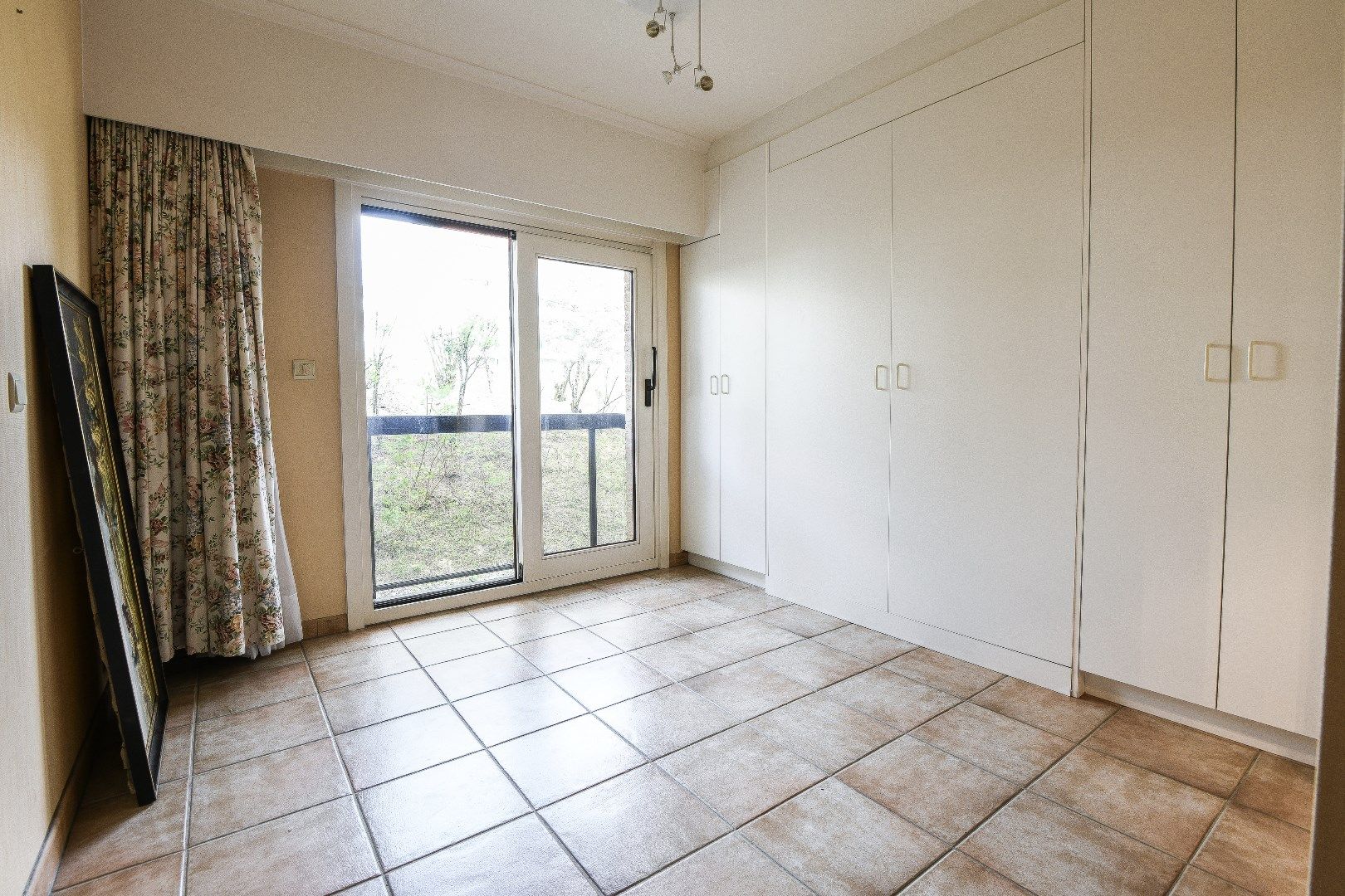 Prachtig gelegen appartement met zuidelijke oriëntatie, te midden van een groene omgeving, grenzend aan het Yzerpark, nabij de Dumortierlaan en het strand. Inpa foto 13