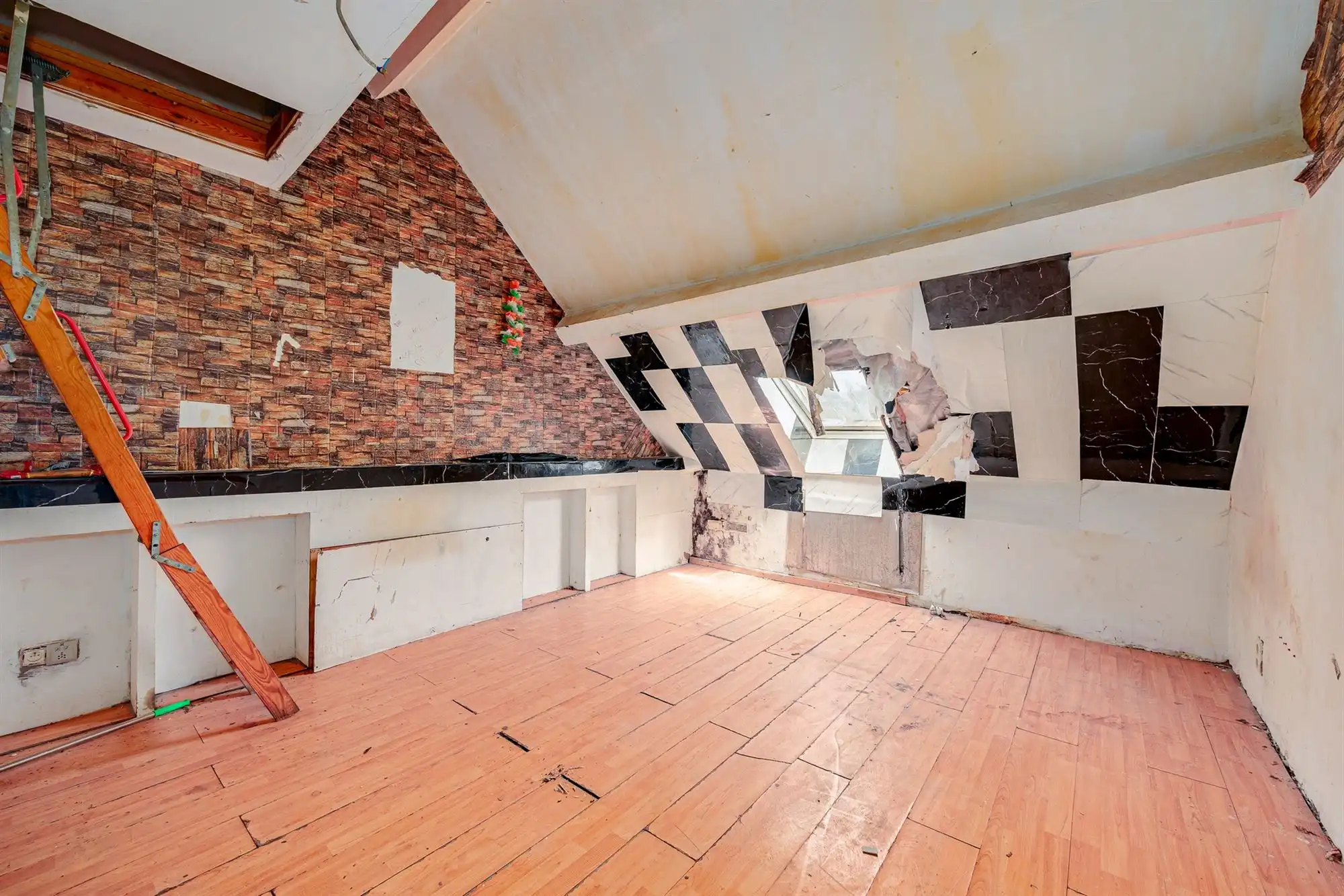 Handelshuis met gerenoveerde handelsruimte en renovatiepotentieel foto 8