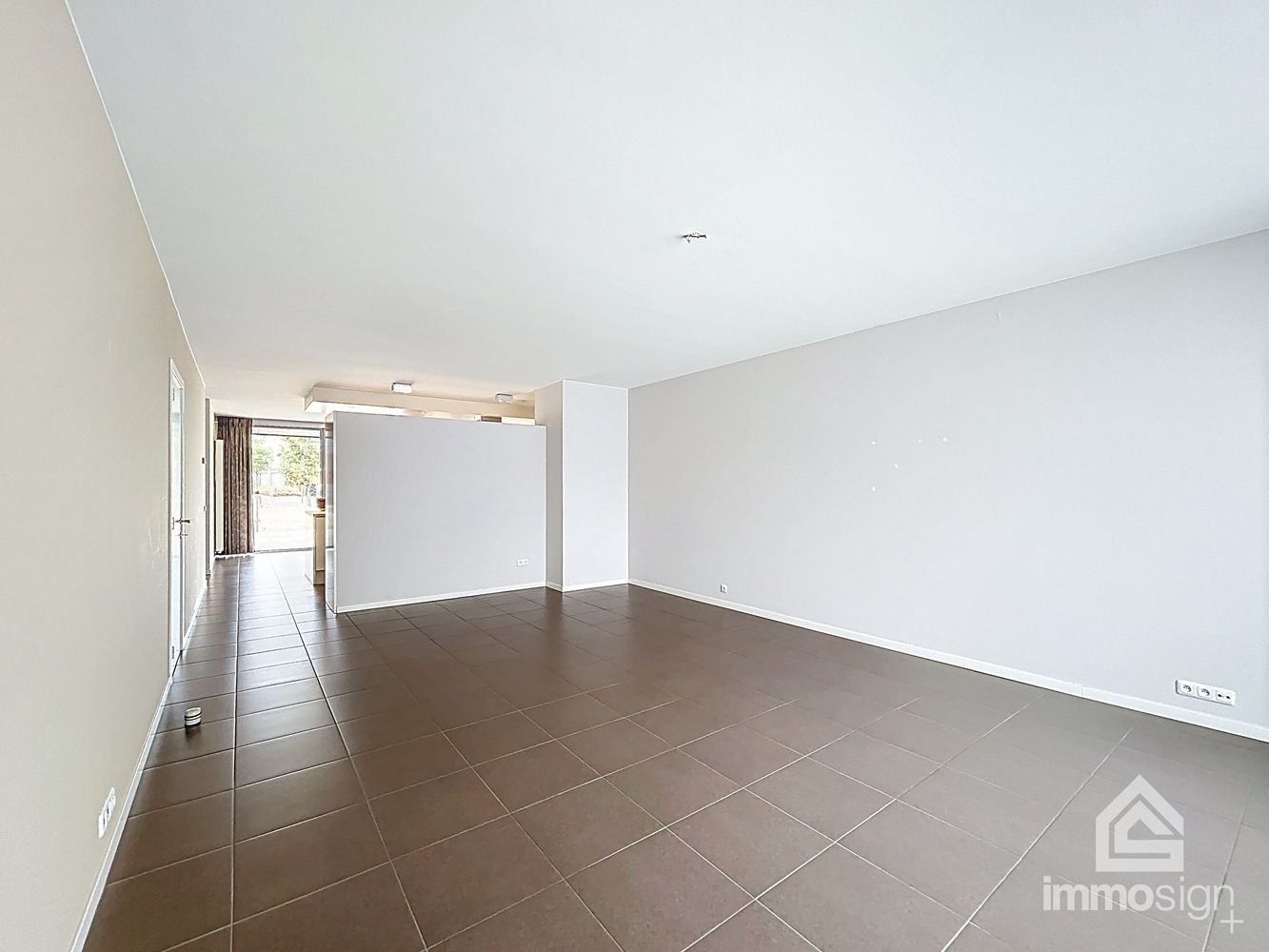 Ruim gelijkvloers appartement (118 m²) in hartje Bree met ruim terras (53 m²), grote kelderberging en extra brede staanplaats foto 11