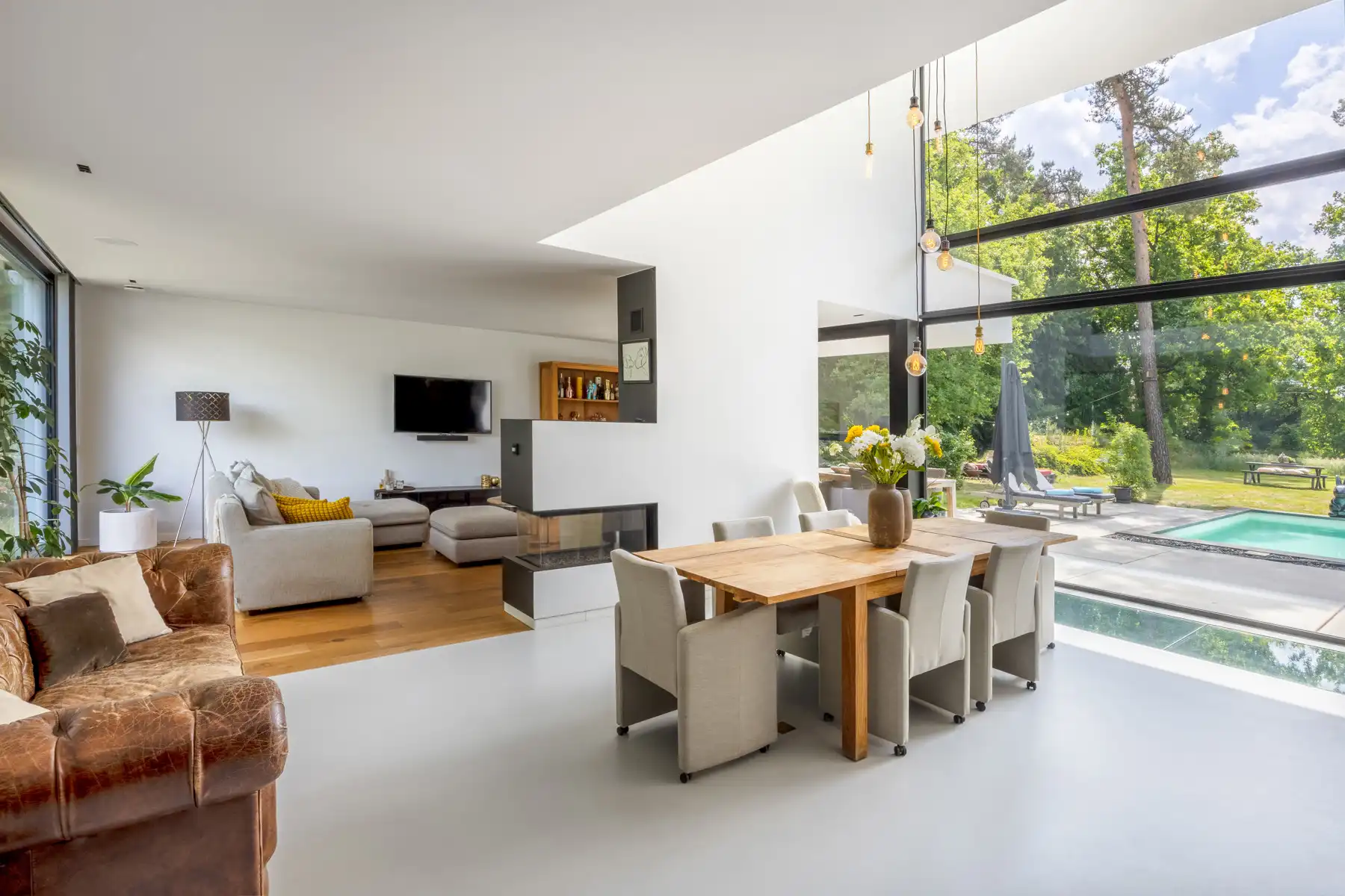 Ruime moderne luxe villa met zwembad op ca. 2339 m². foto 4