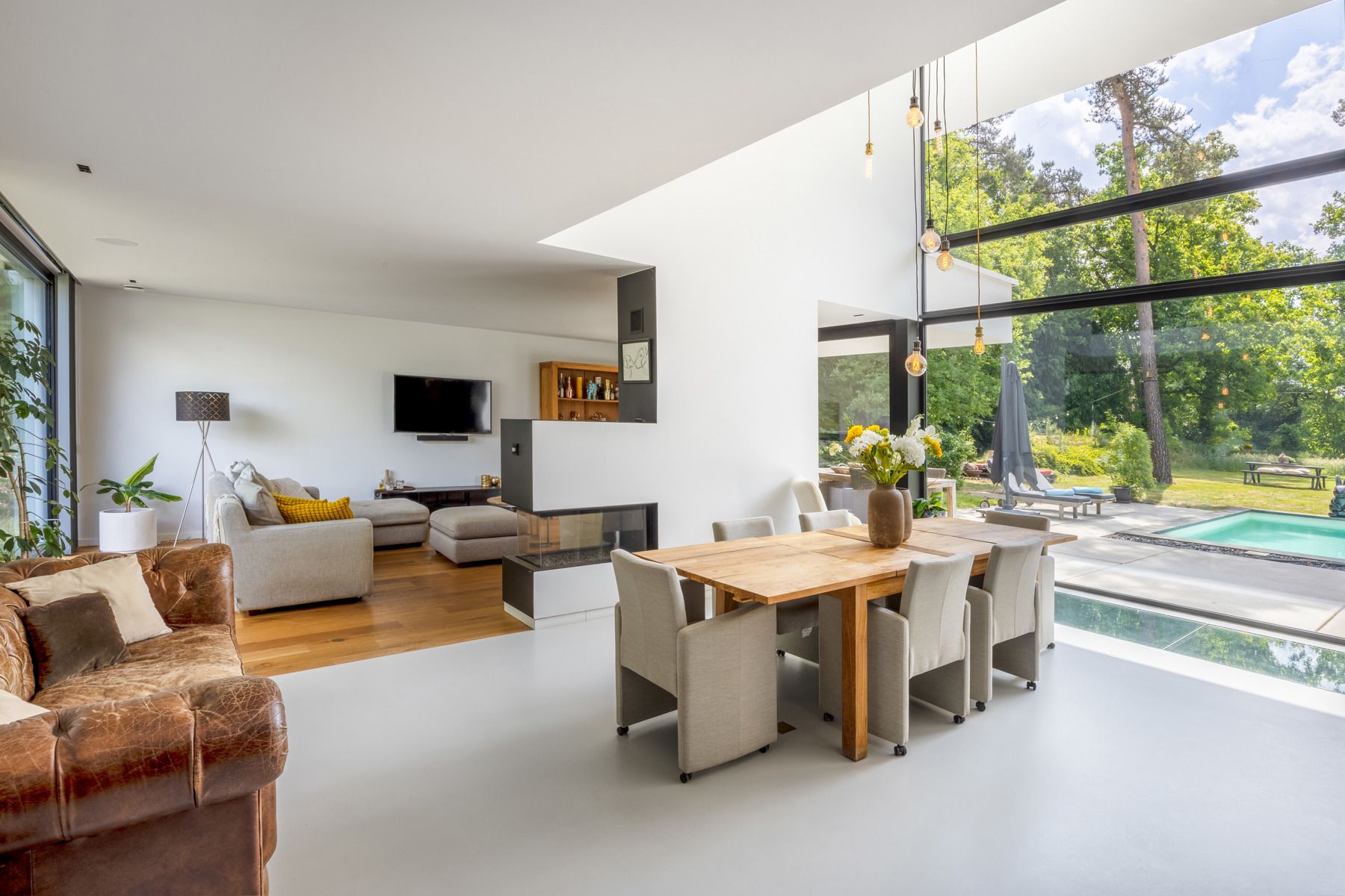 Ruime moderne luxe villa met zwembad op ca. 2339 m². foto 4