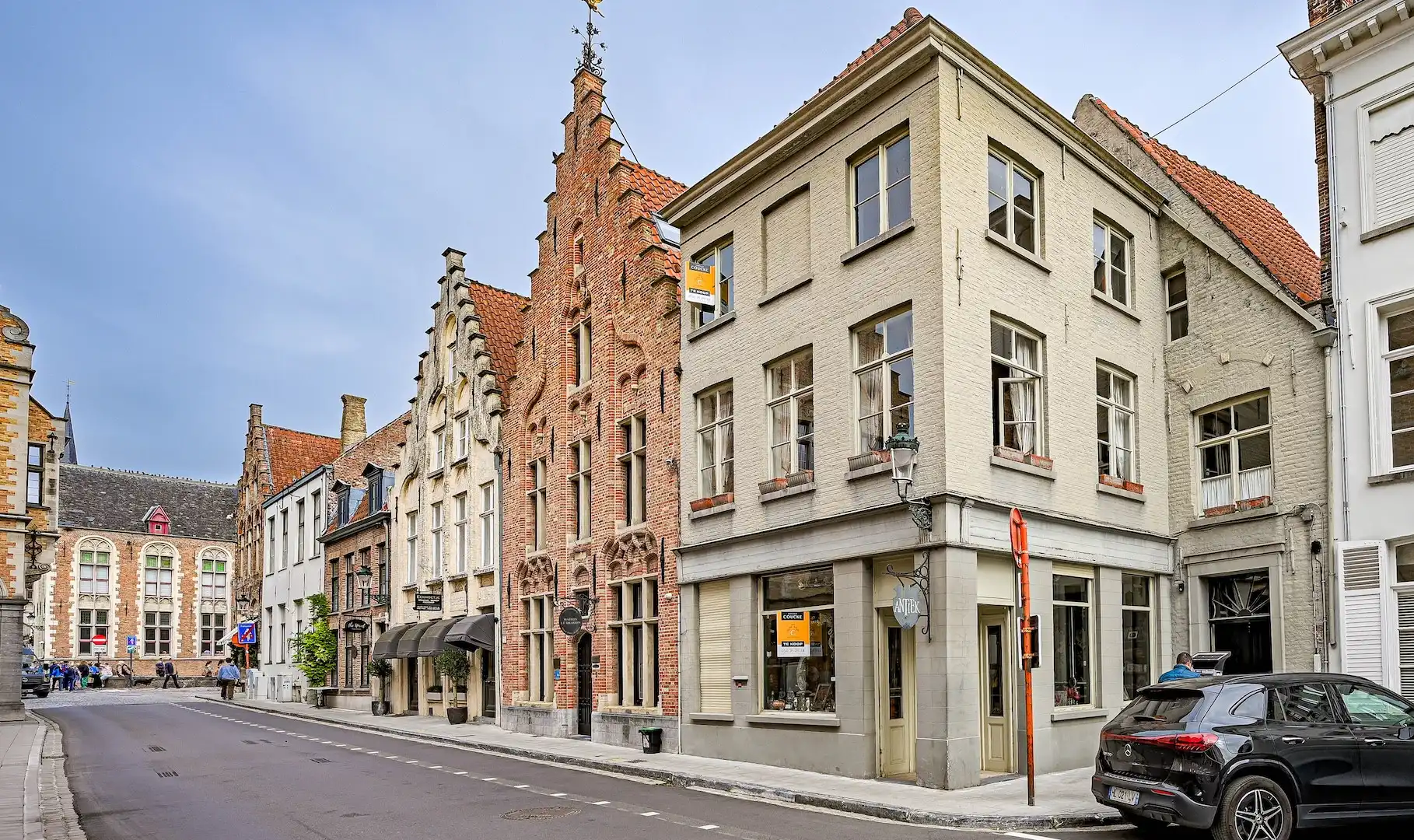 Hoofdfoto van de publicatie: een verborgen stukje Brugge, met een verhaal achter elke deur