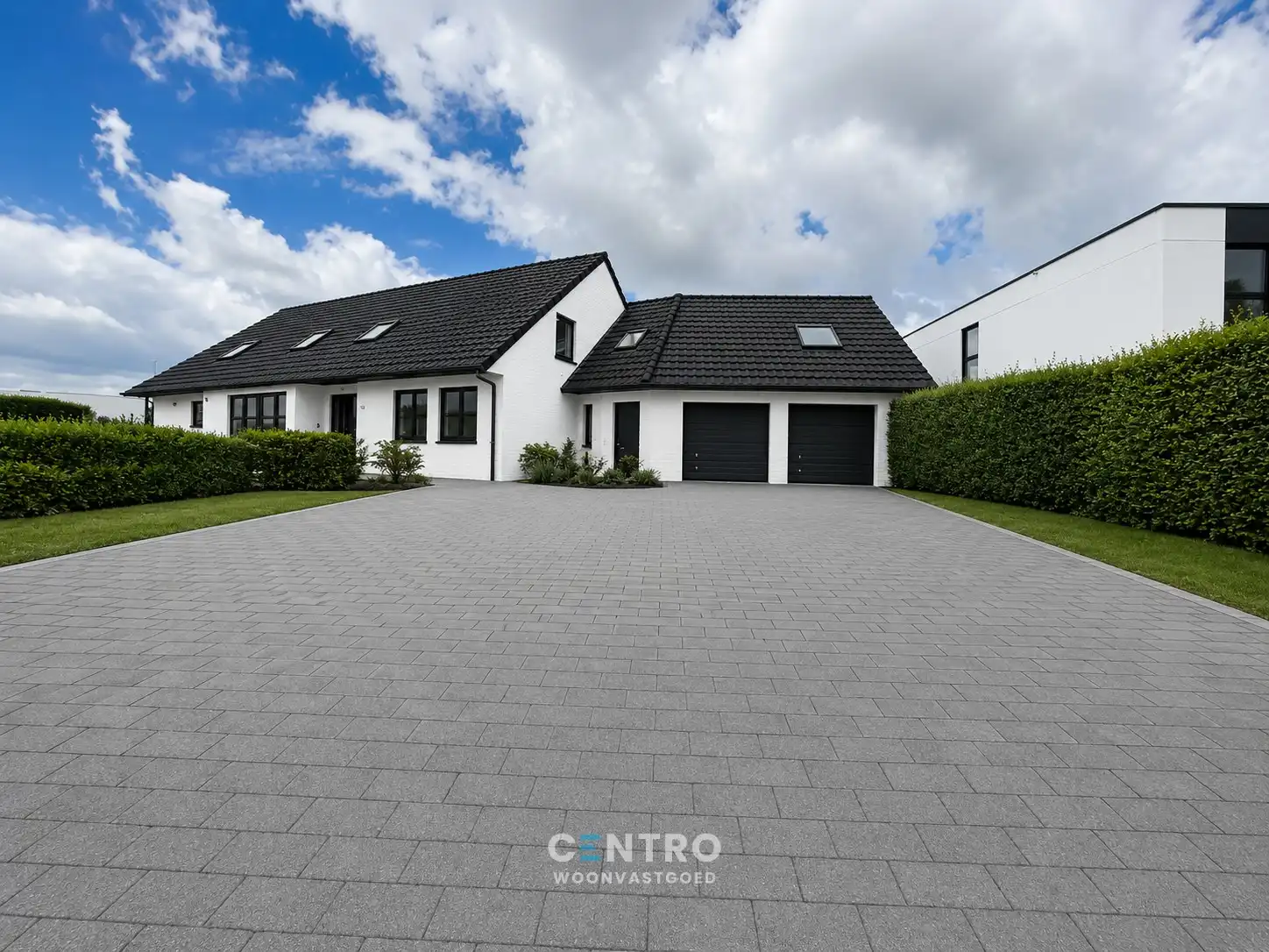 Vrijstaande VILLA (430m²) op een hoekperceel van ± 1.200 m² op invalsweg Roeselare (vlakbij de ring R32). Ook ideaal als KANGOEROEWONING. foto {{pictureIndex}}