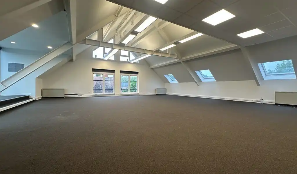 Lichtrijk kantoor te huur op zichtlocatie te Sint-Martens-Latem foto 13