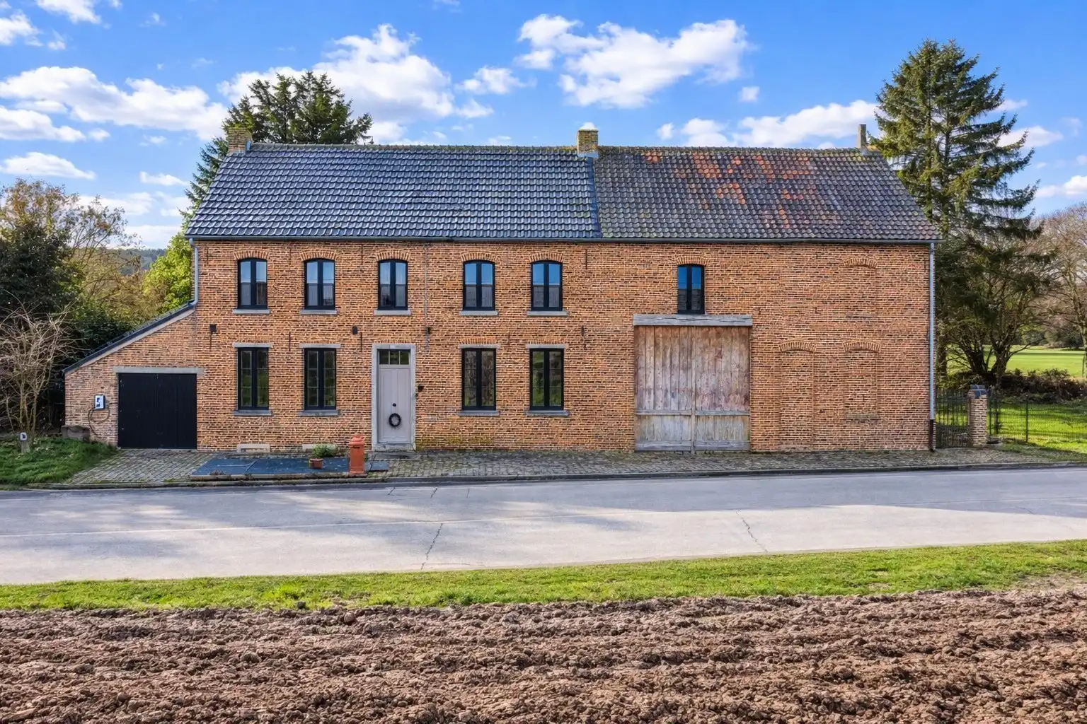 GERENOVEERDE KARAKTER HOEVE OP 20 ARE!  foto {{pictureIndex}}