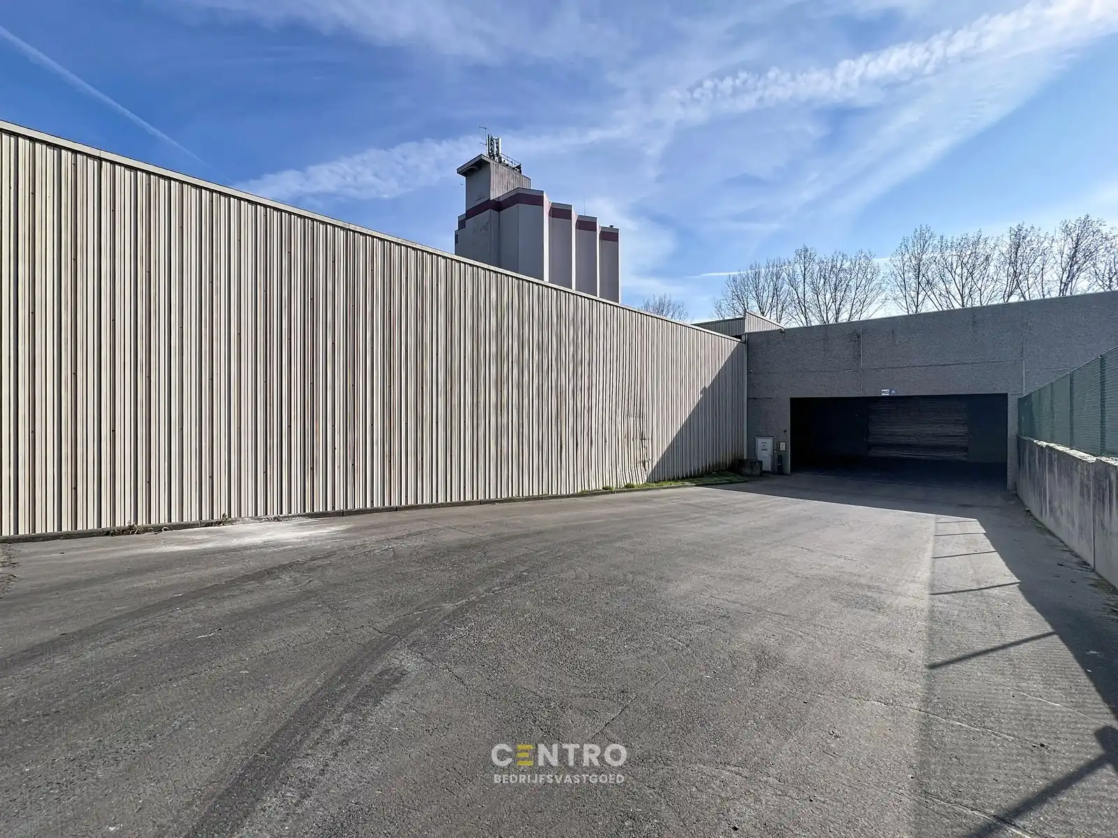 Magazijn van 330m² met vrije hoogte van 7,90m op industriële site , te Kerkhove (Avelgem). foto 7