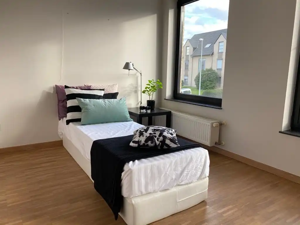 TE HUUR | Instapklaar 2-slaapkamerappartement met ruim terras en garage. foto 16