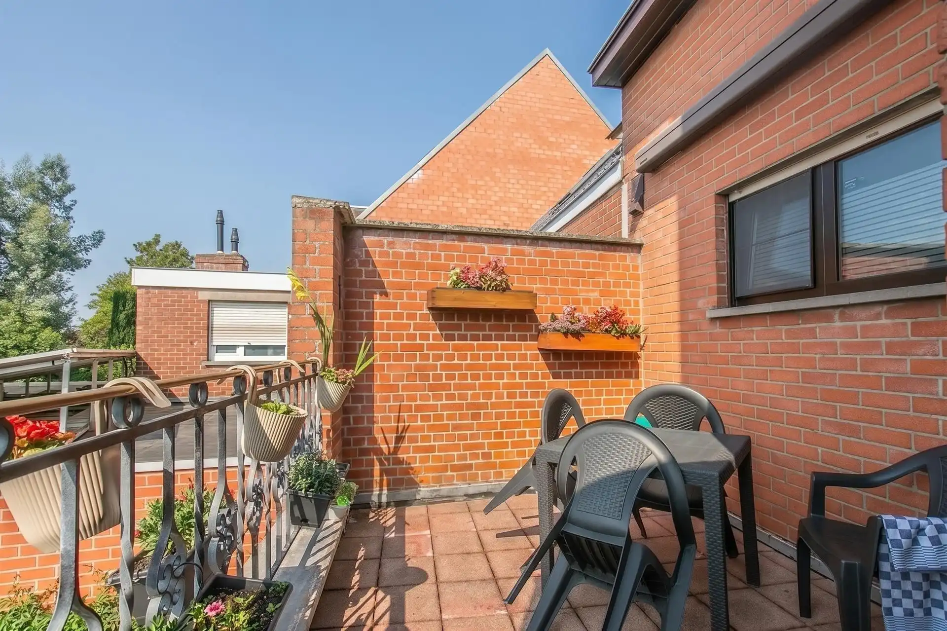 Ruime rijwoning met 4 slaapkamers, polyvalente ruimte, garage en zonnig terras. foto 13