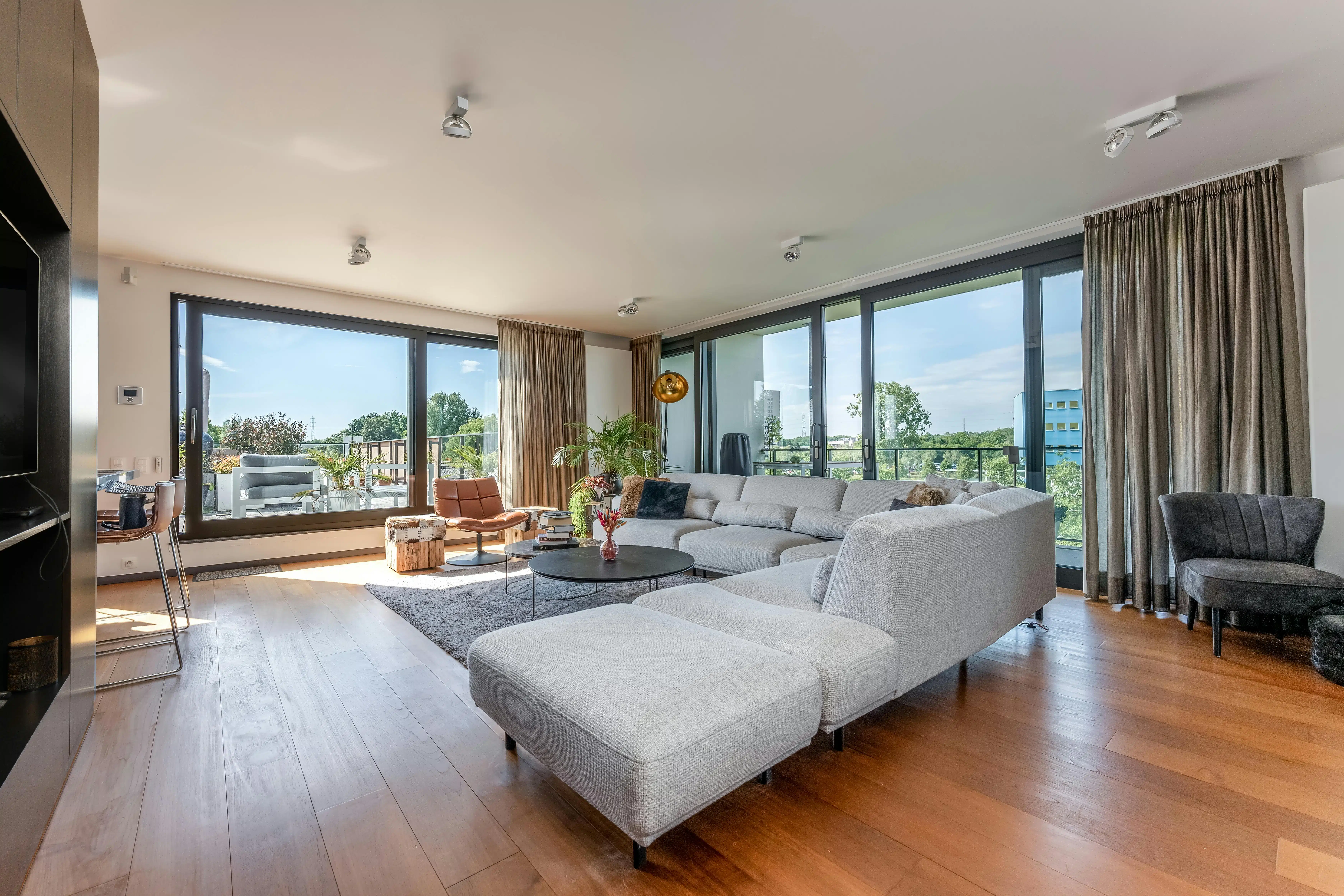 Ruim energiezuinig appartement met grote terrassen te koop   foto {{pictureIndex}}