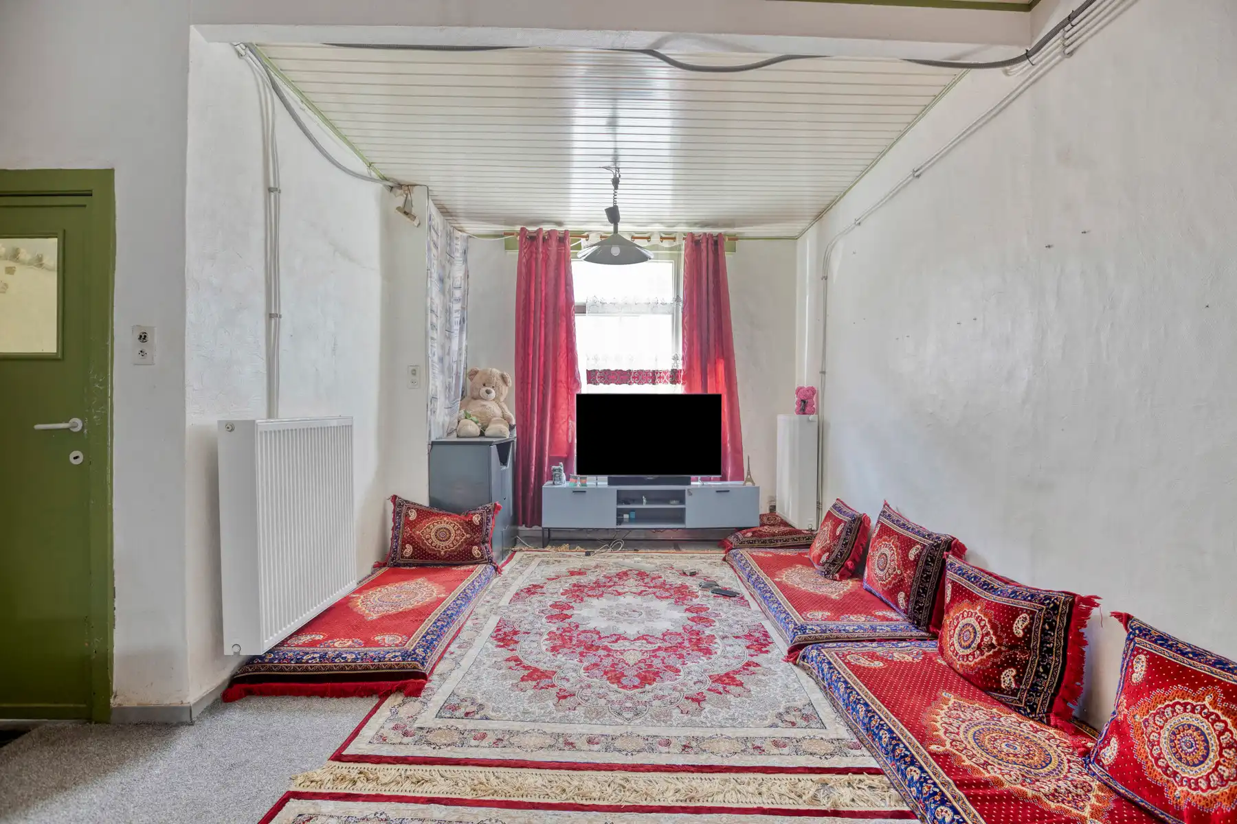 Op te frissen woning met tuin foto 2