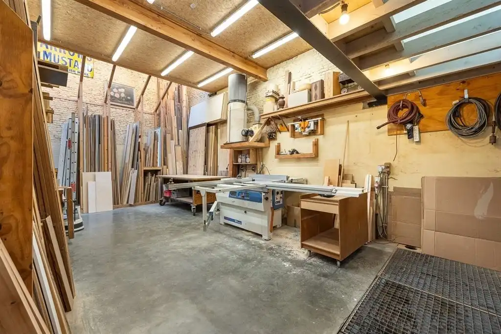 Ruime woning met terras en atelier foto 30